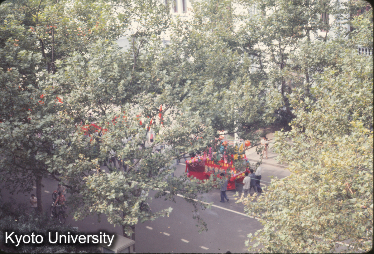 983_上海 十一全会慶祝ドラ行進（ホテルより） (1)