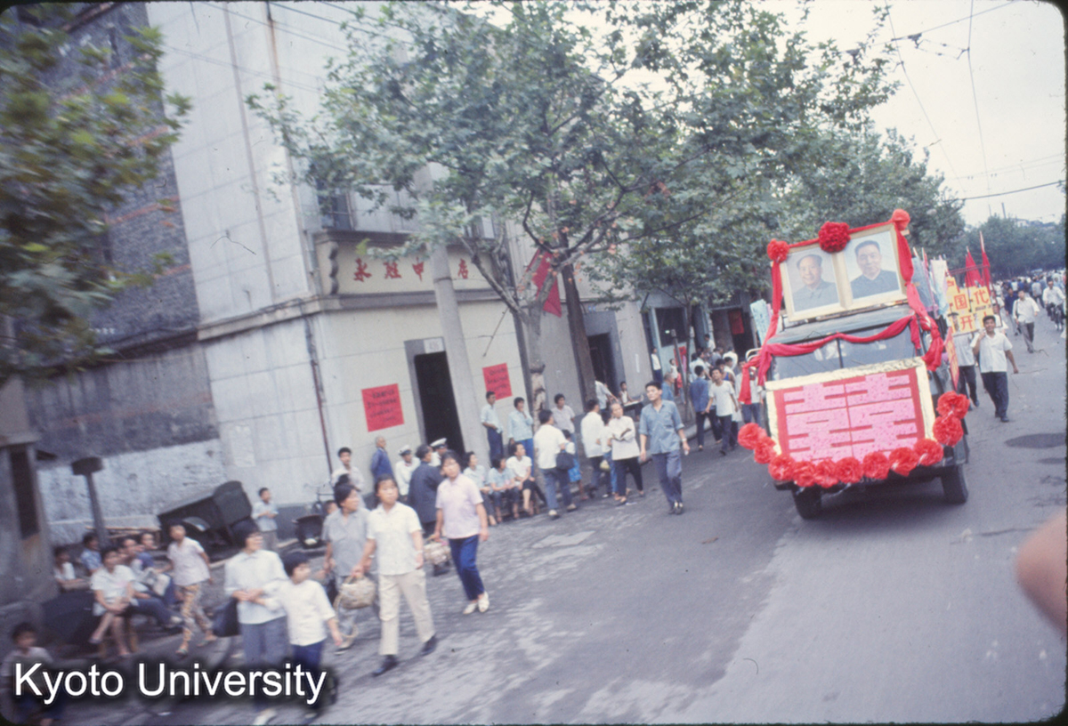 1000_上海（予園帰路）十一全会慶祝行進 (1)