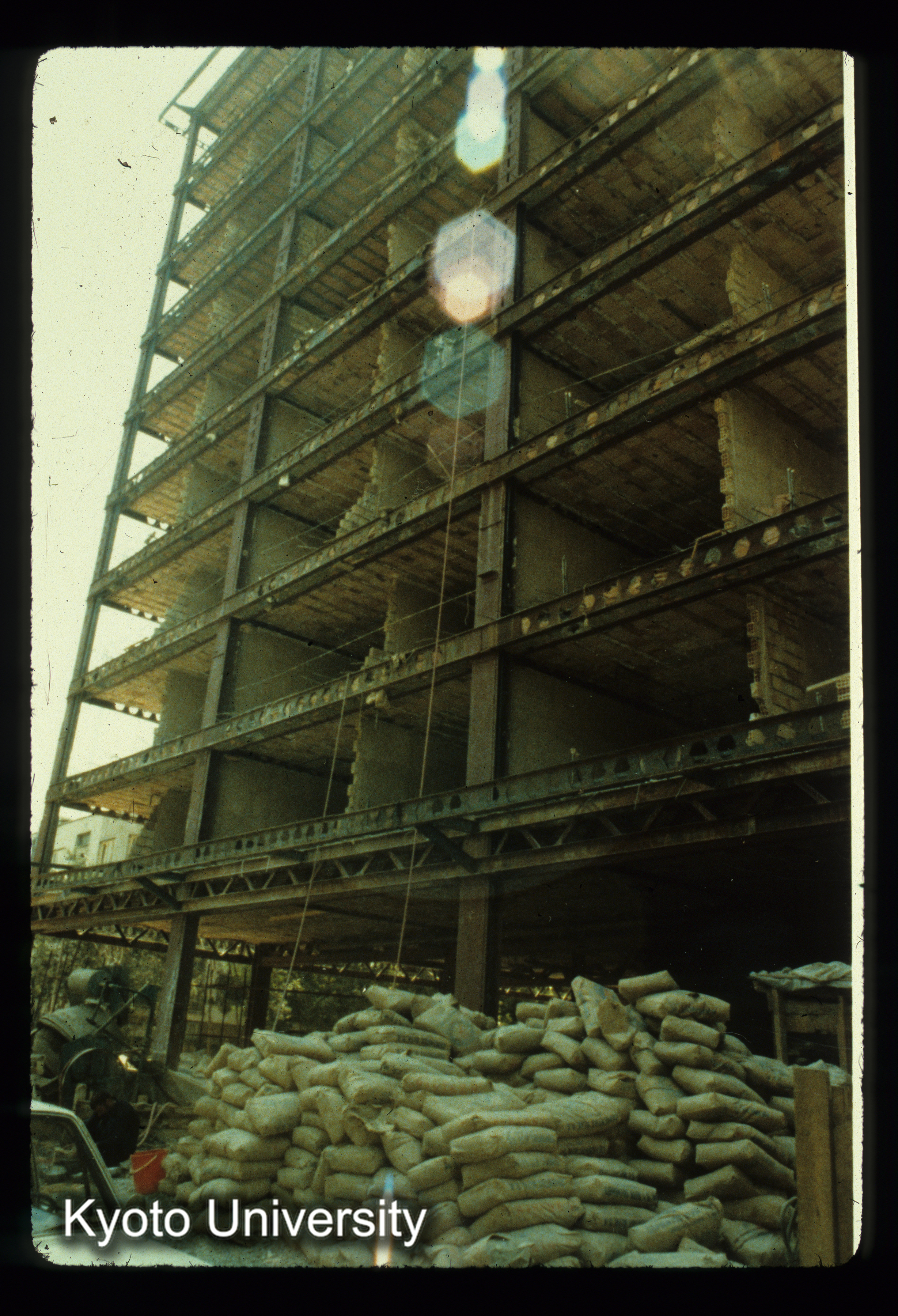 I1_Tehran 考古研究所付近 建設中のビル (1)