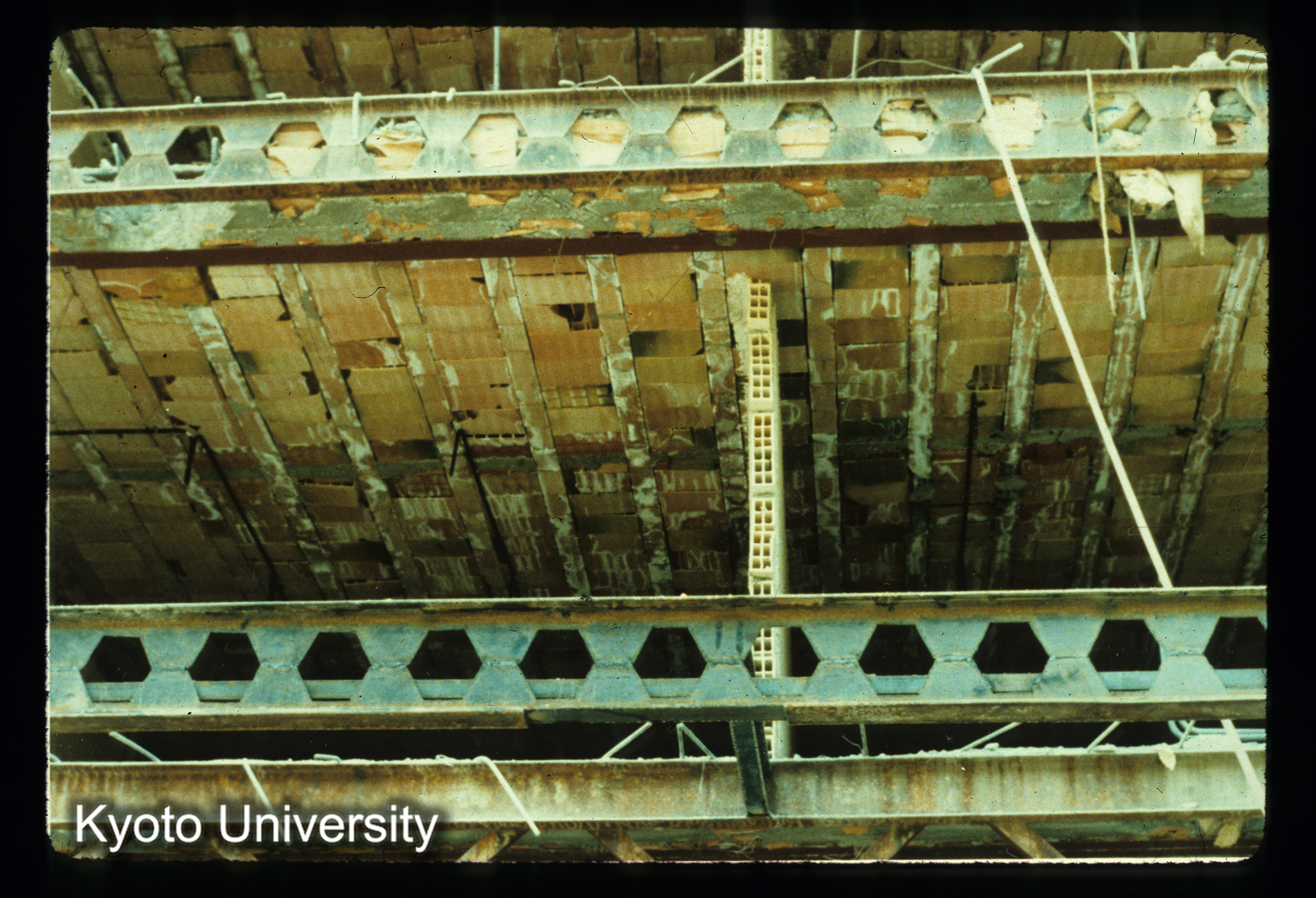 I2_イラン（テヘラン）考古研究所付近 建設中のビル (1)