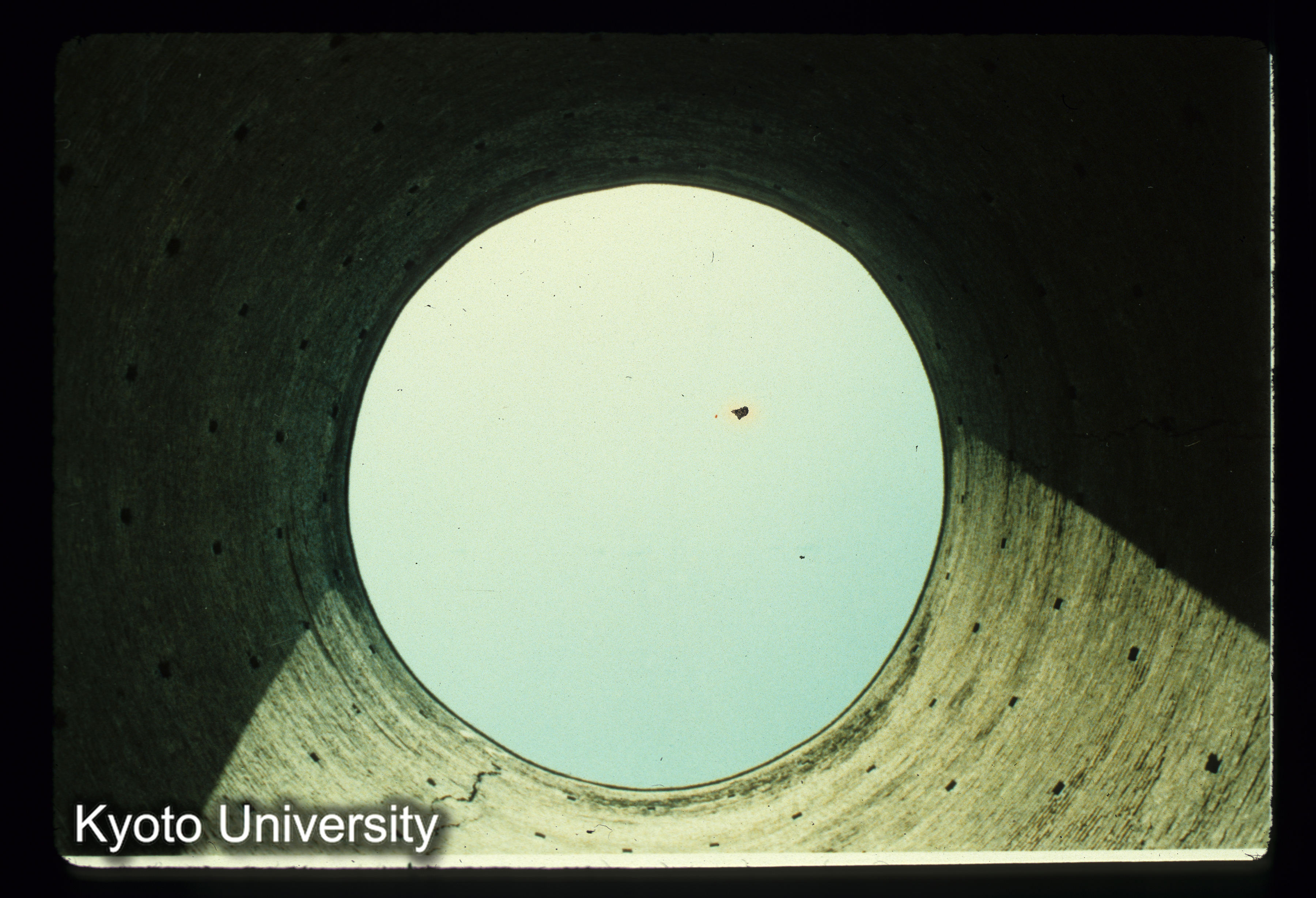 I29_Borje Toghrol 12thC dome頂穴を見上げる (1)