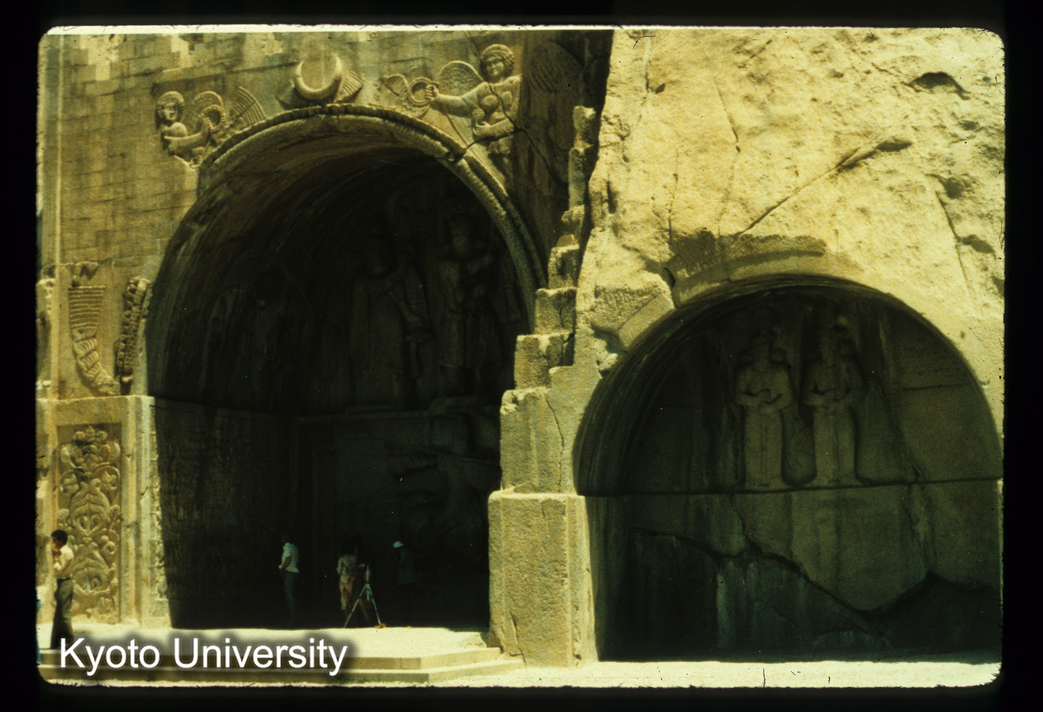 I34_Taq-e-Bostan全景 （Bistun付近） 4c ササン朝石窟 (1)