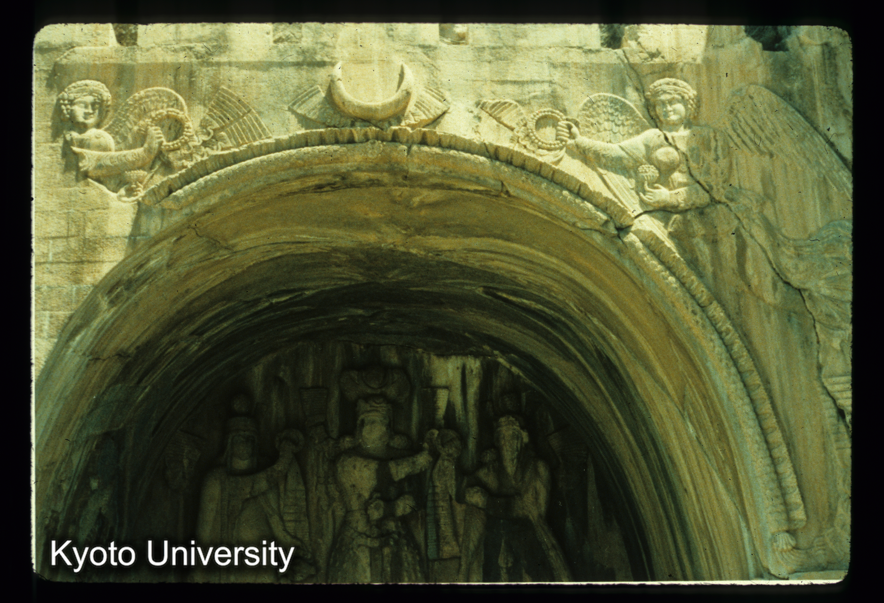 I35_Taq-e-Bostan正面アーチ上壁 王冠を持つ羽人・三日月 (1)