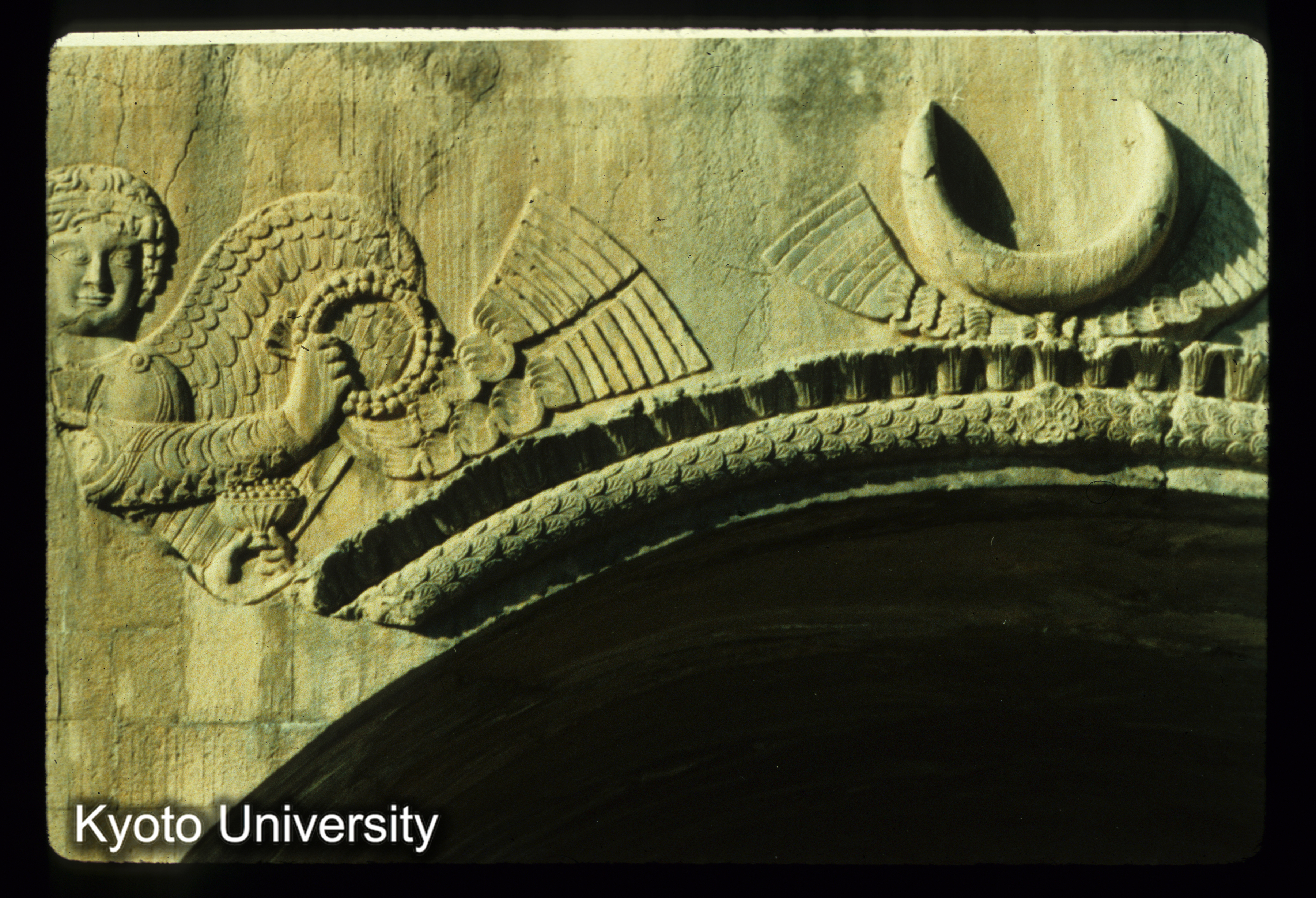 I36_Taq-e-Bostanアーチ表面詳細 王冠を持つ羽人 (1)