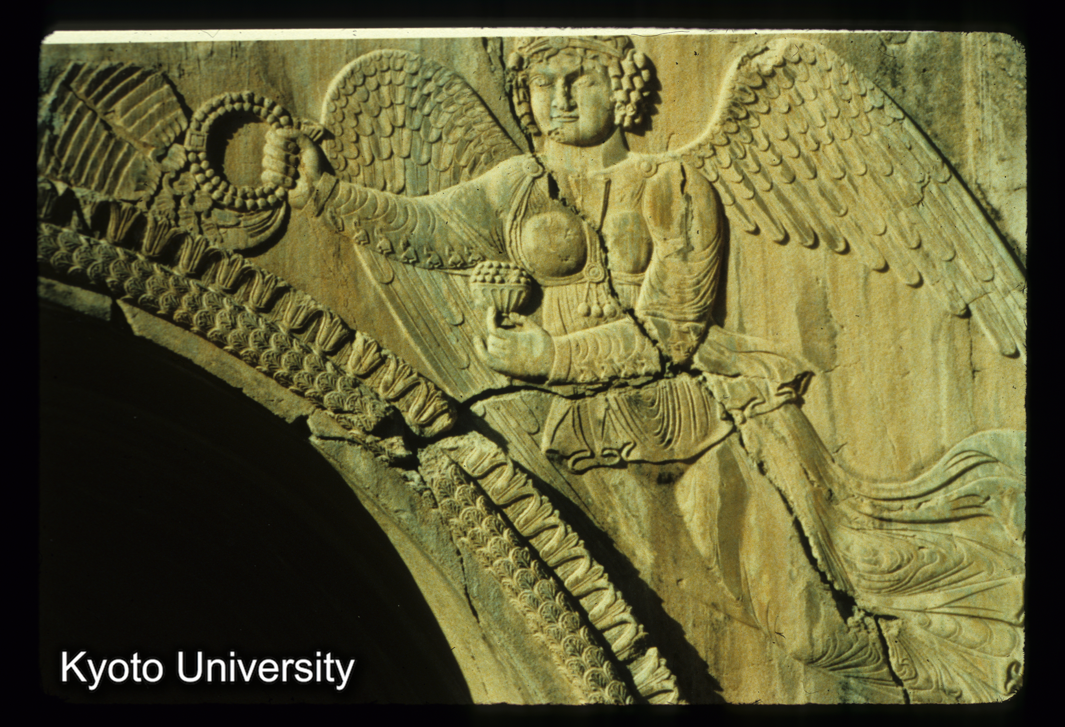 I37_Taq-e-Bostanアーチ表面詳細 王冠を持つ羽人 (1)