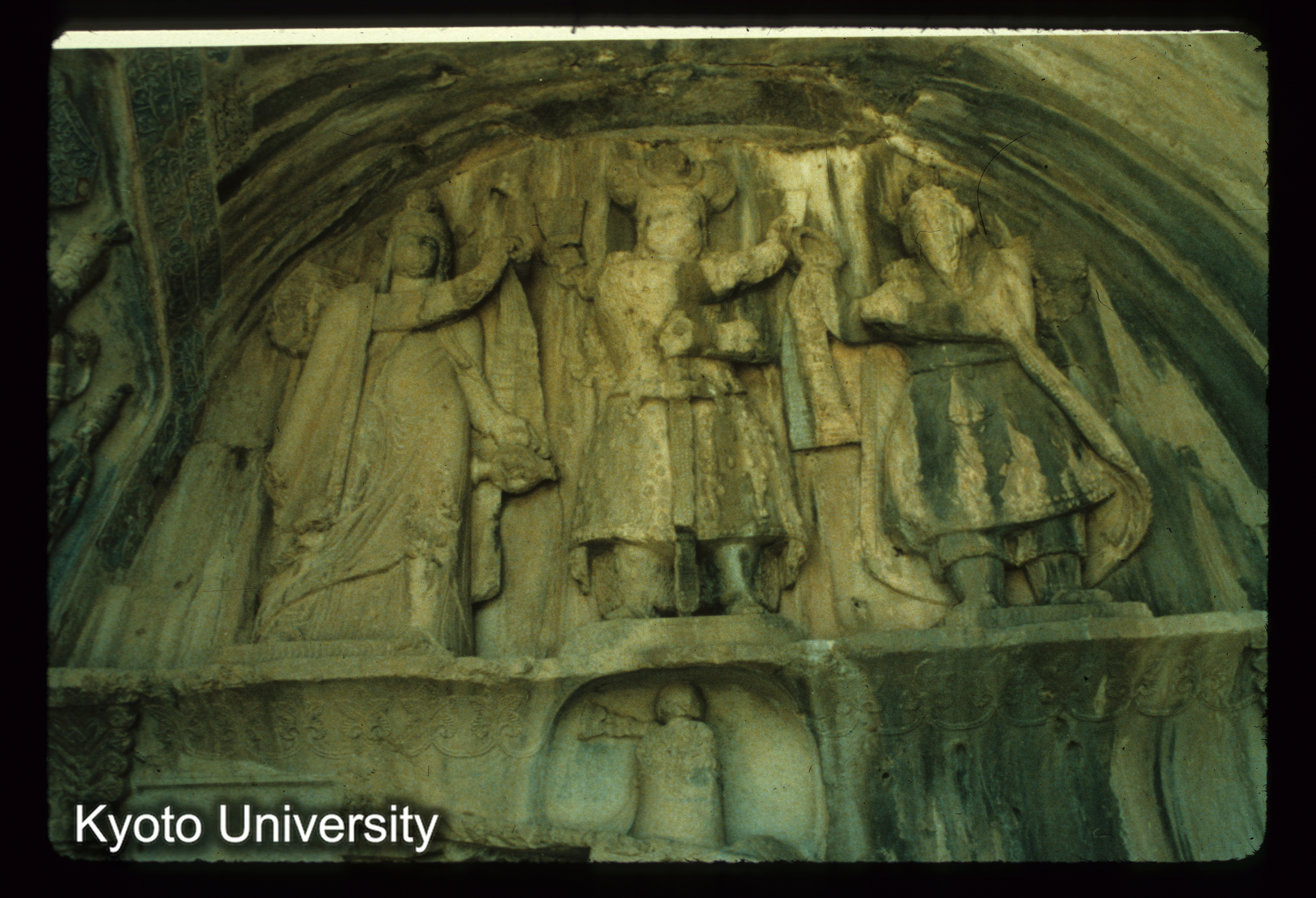 I38_Taq-e-Bostan正面アーチ小壁 王,Hormidz,Anahita（水の女王） (1)