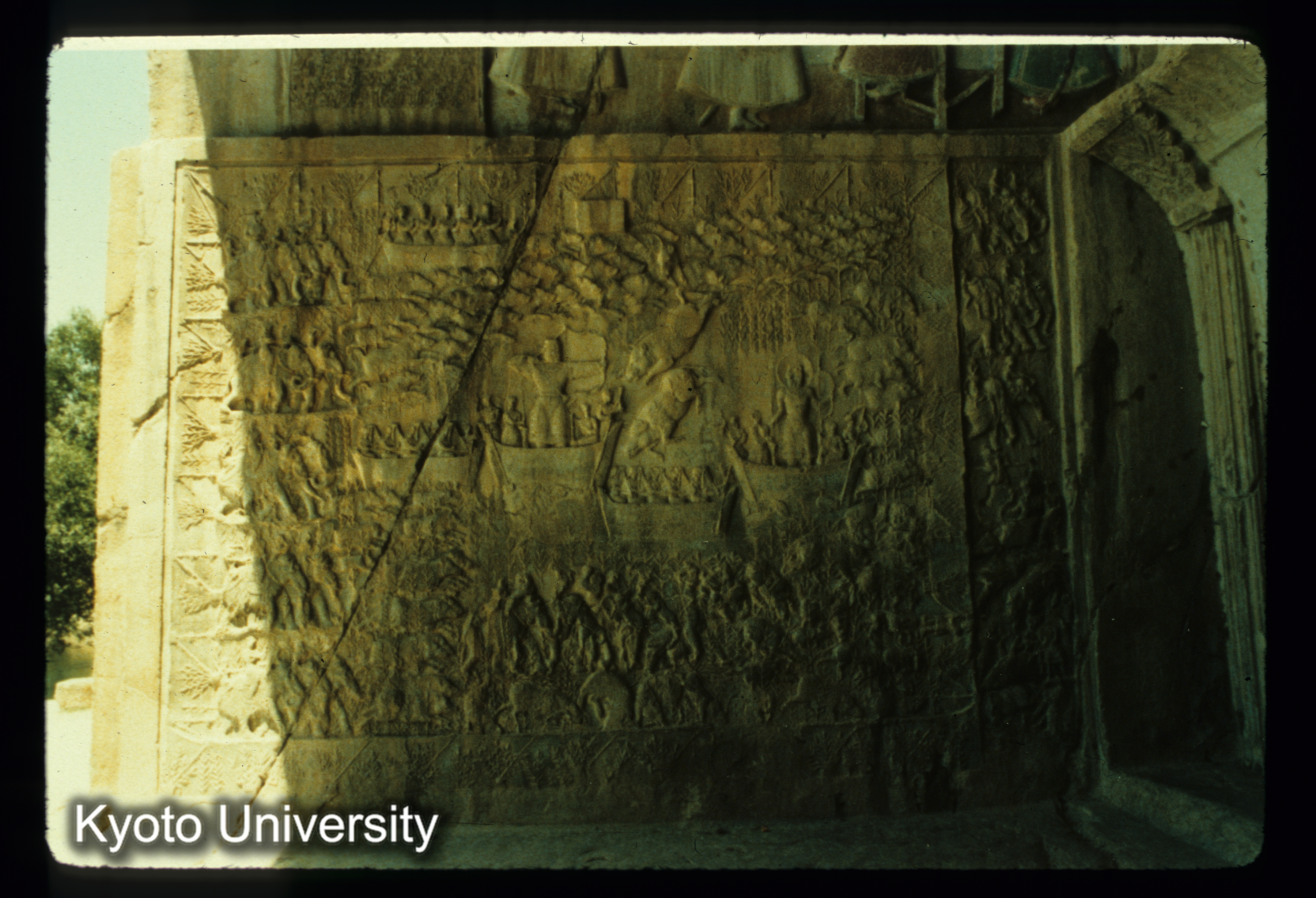 I42_Taq-e-Bostan西壁 王の狩猟 (1)