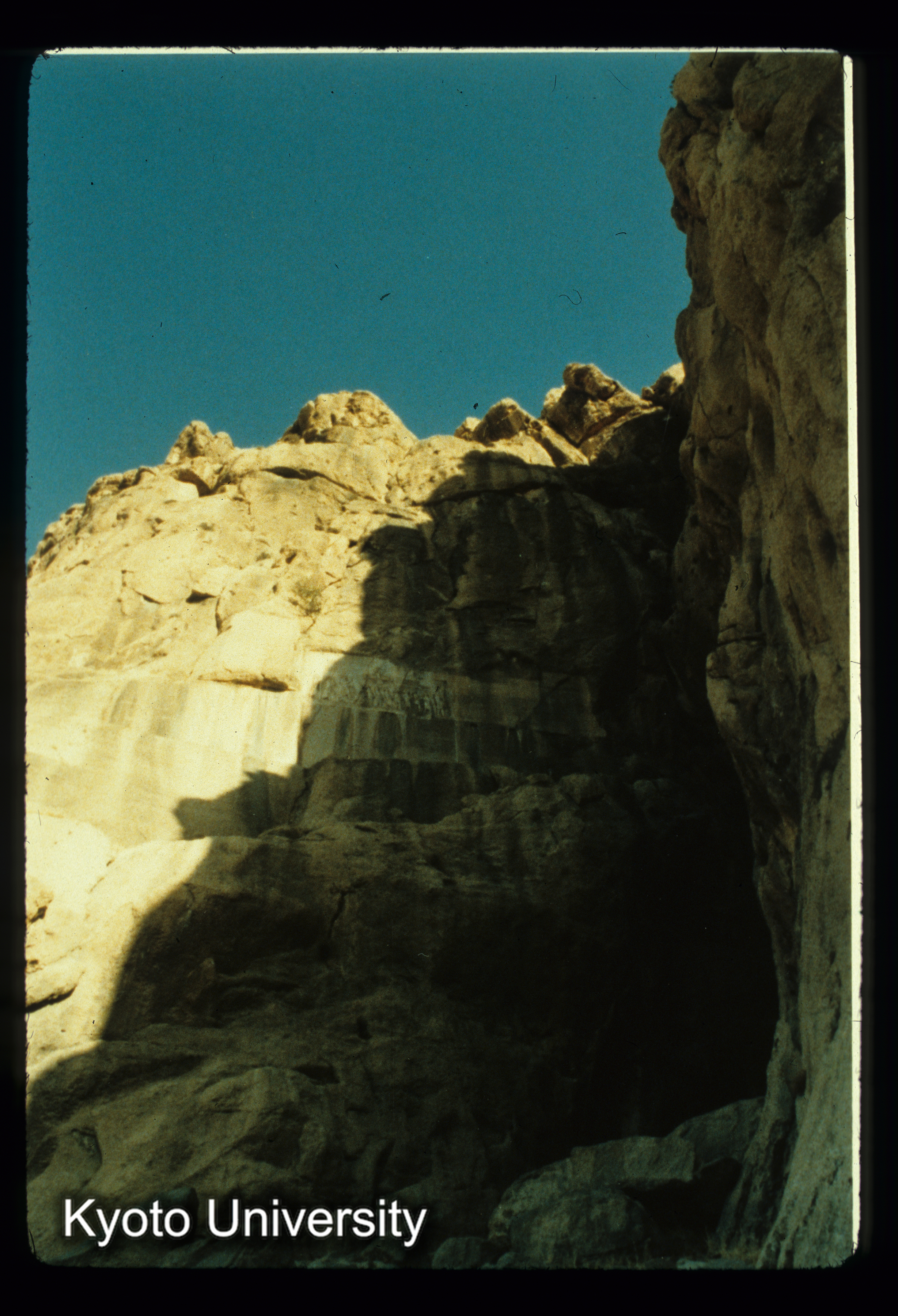 I46_Darius王摩崖碑（Bistun） 1839Henry Rawlinson解読 三か国語 バビロニア楔形文字 (1)