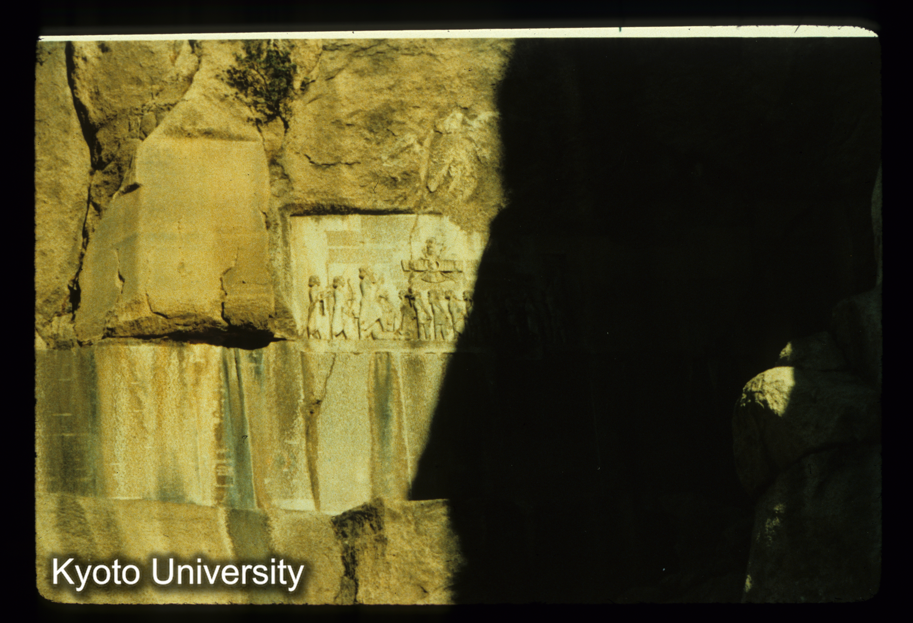 I47_Darius王摩崖碑詳細（Bistun） 中心の円：太陽、有翼の太陽神から頭と肩が出た神アフラ・マツダの庇護するダリウス（BC522-486） (1)