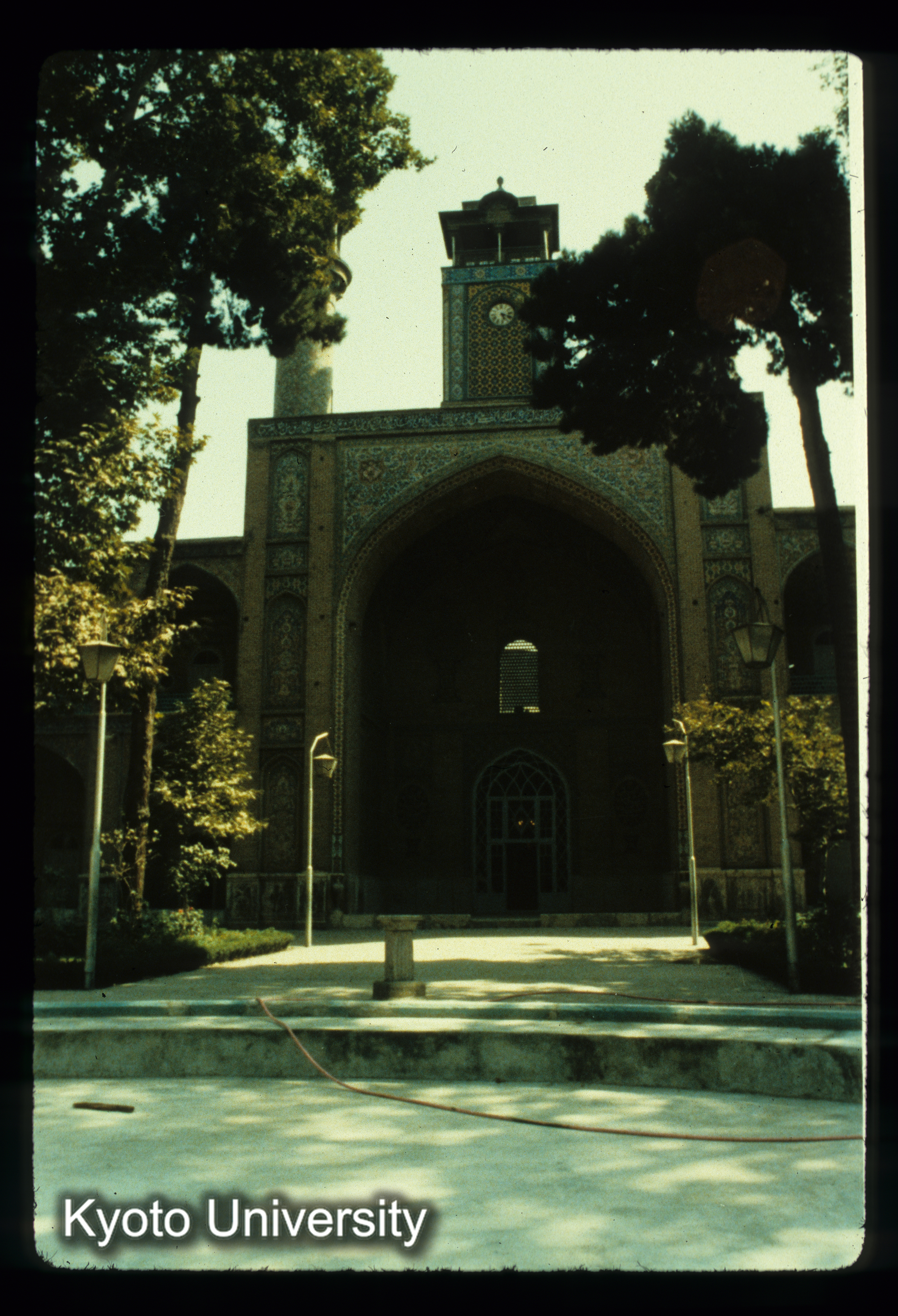 I67_Masjid-i-Sepah Salah 1878ミナレット他前景（Tehran） (1)