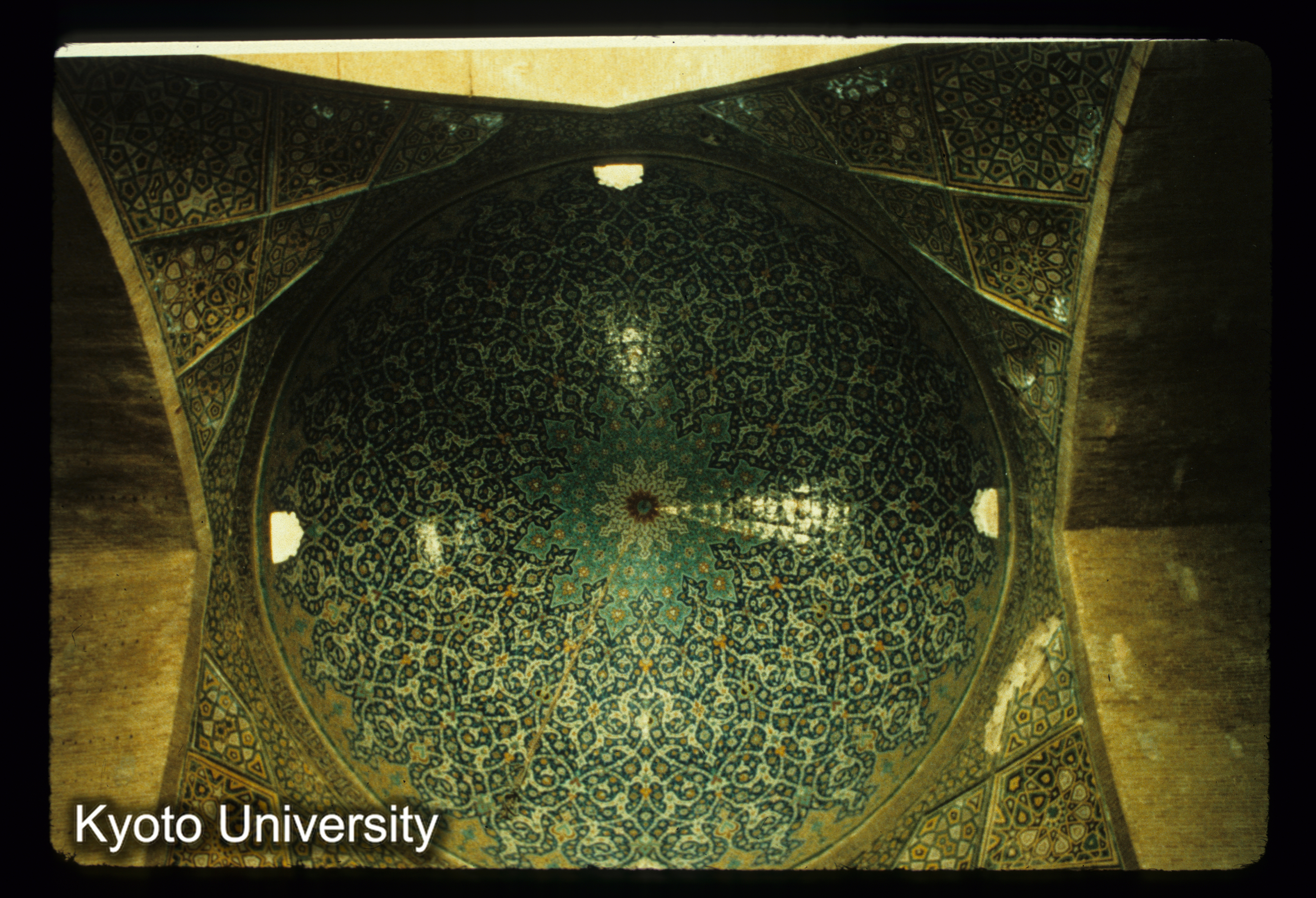 I69_Masjid-i Sepah Salah（Tehran） 主室ドーム見上げ (1)