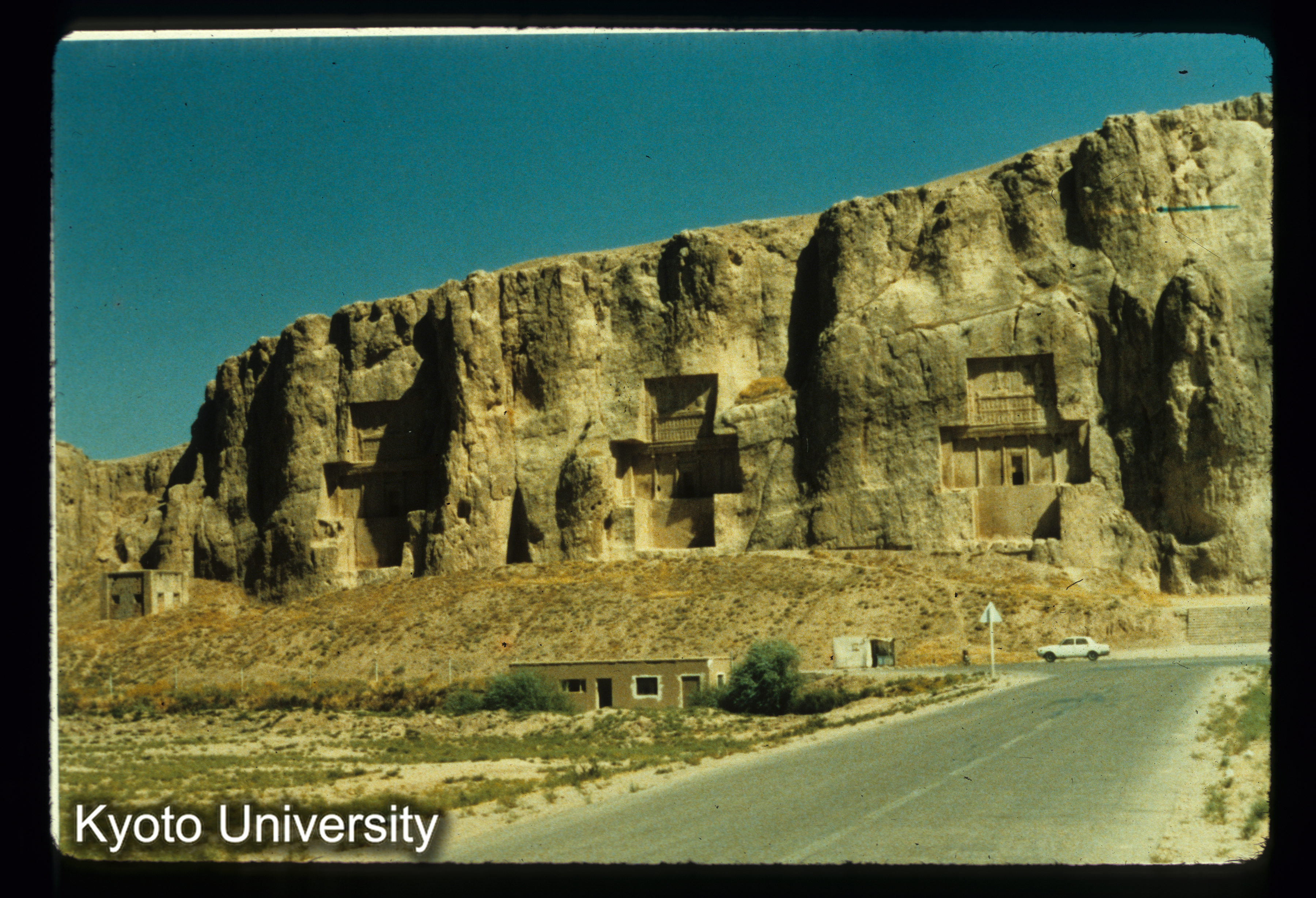 I92_Nagsh-i-Rostan全景 アケメネス王の摩崖墓群 (1)