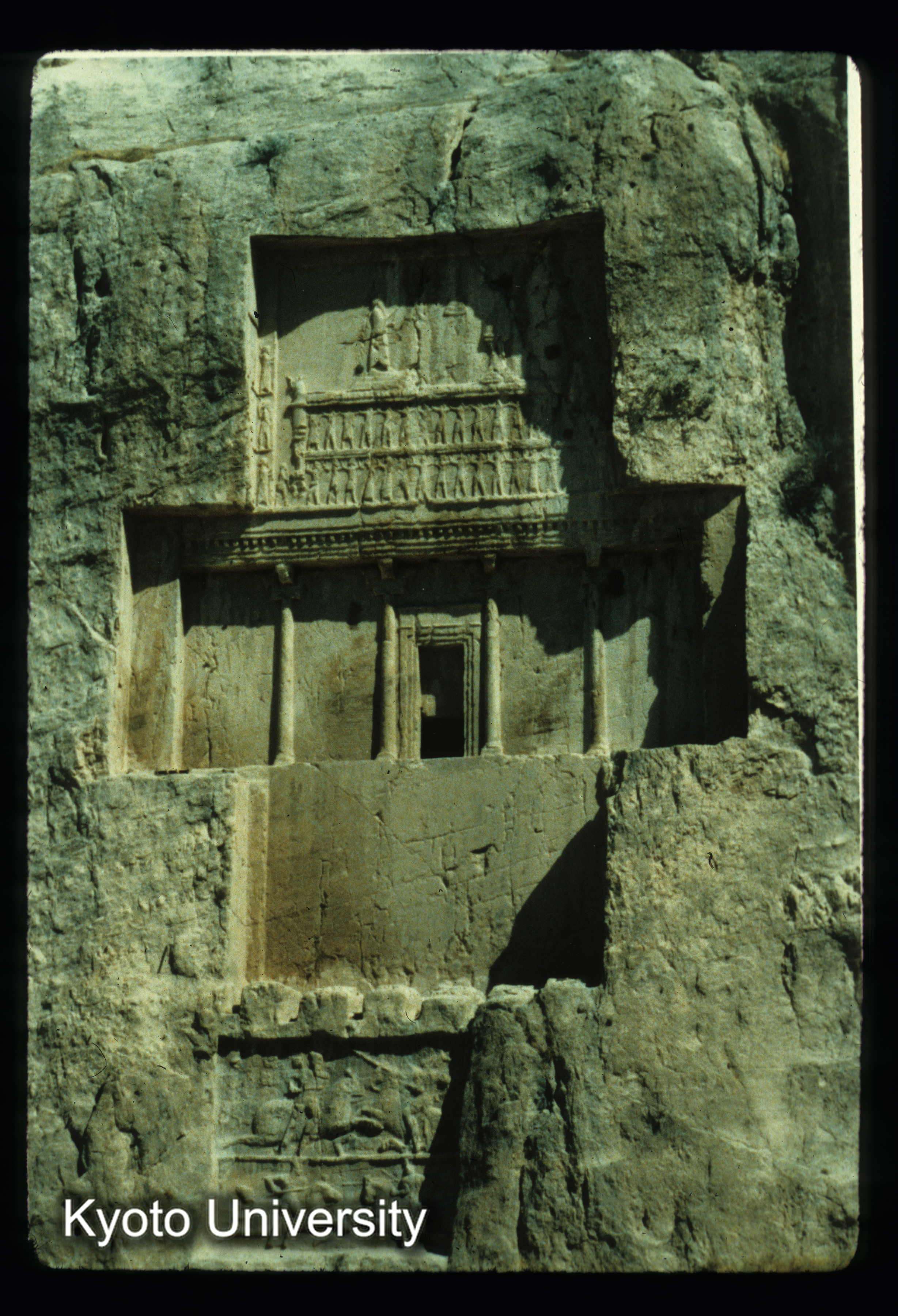 I93_Nagsh-i-Rostan右から2番目の墓 DariusIの墓（BC522-485） (1)