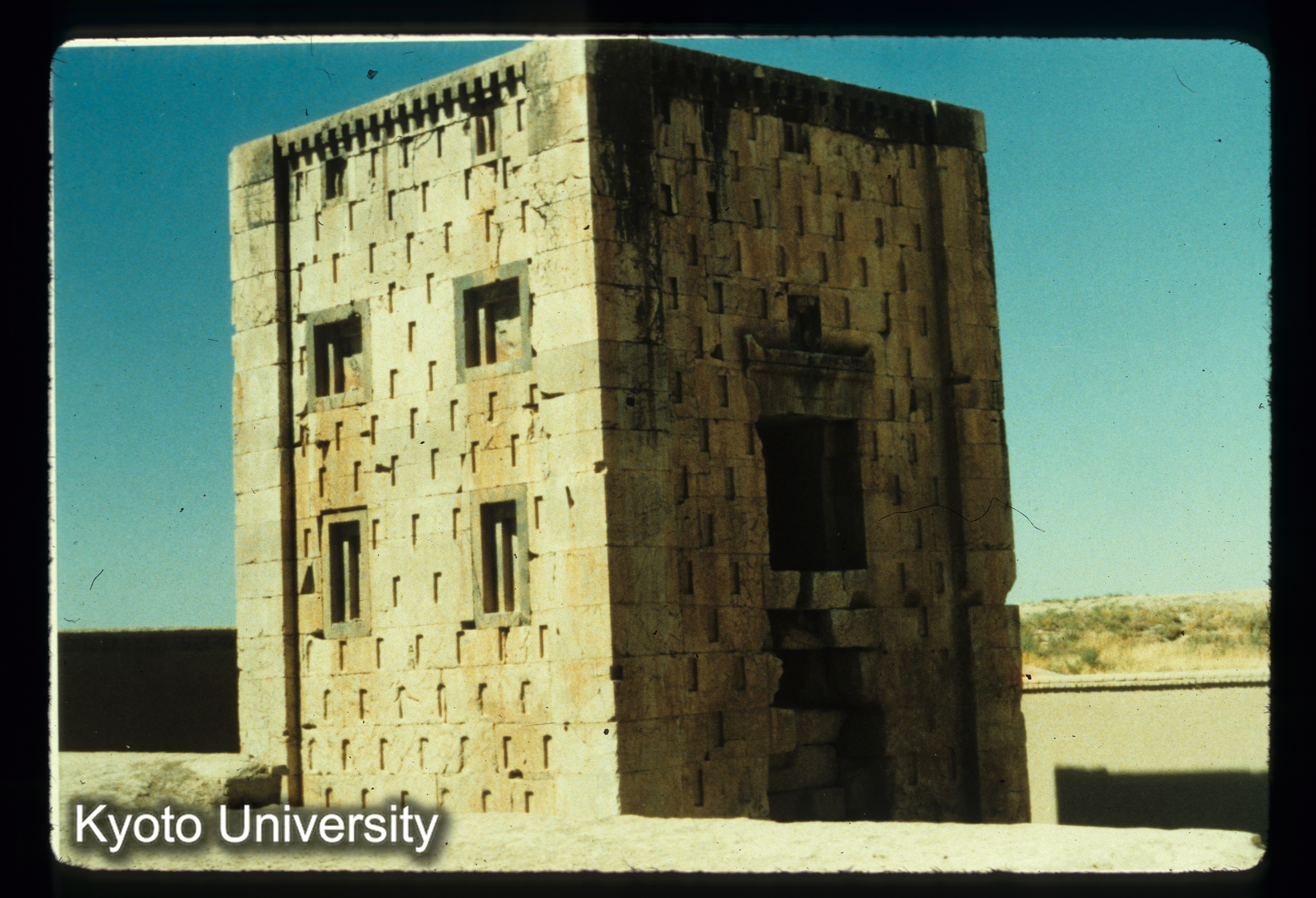 I96_Nagsh-i-Rostan拝火壇（ゾロアスター教神殿） (1)