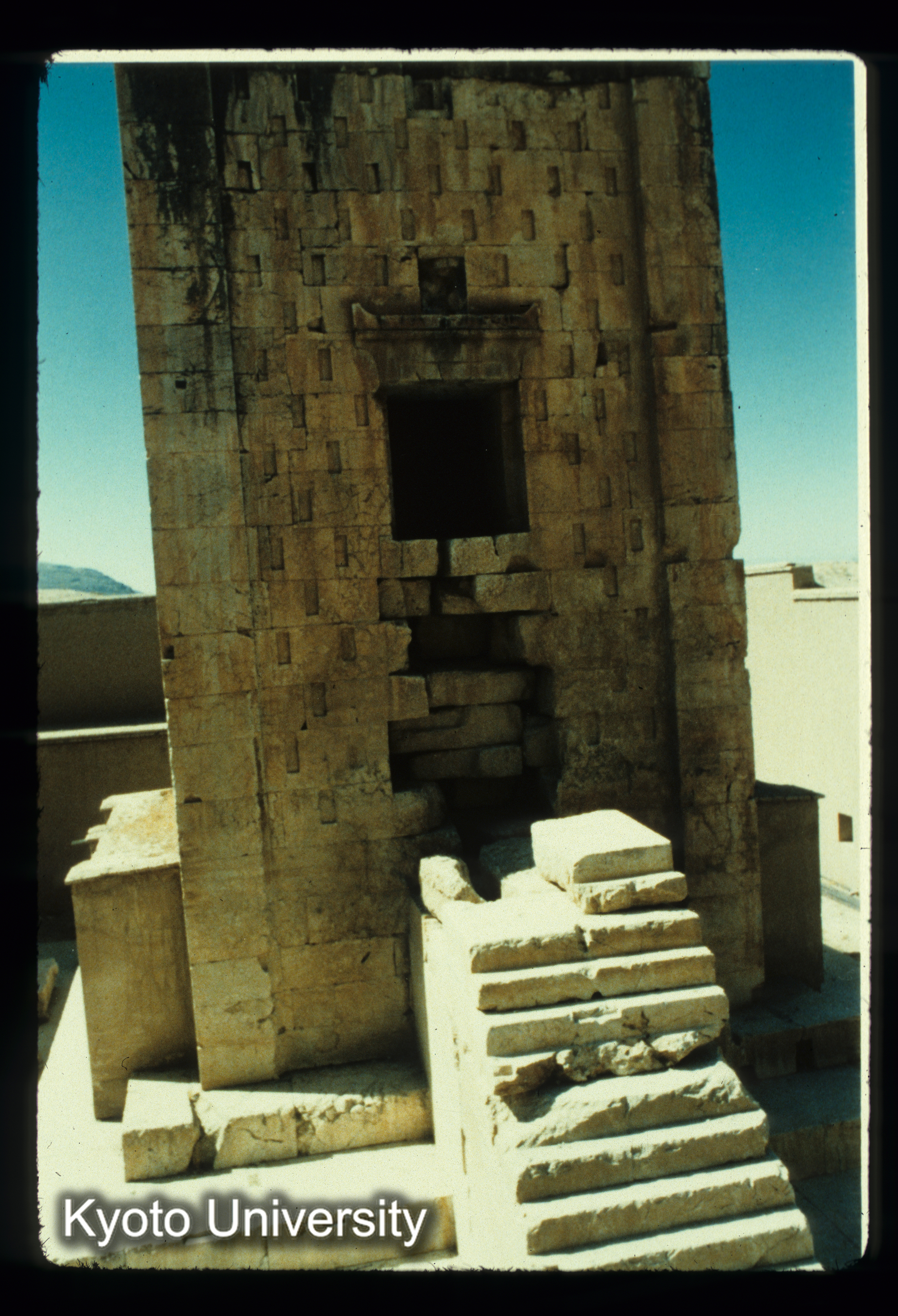 I97_Nagsh-i-Rostan拝火壇 (1)