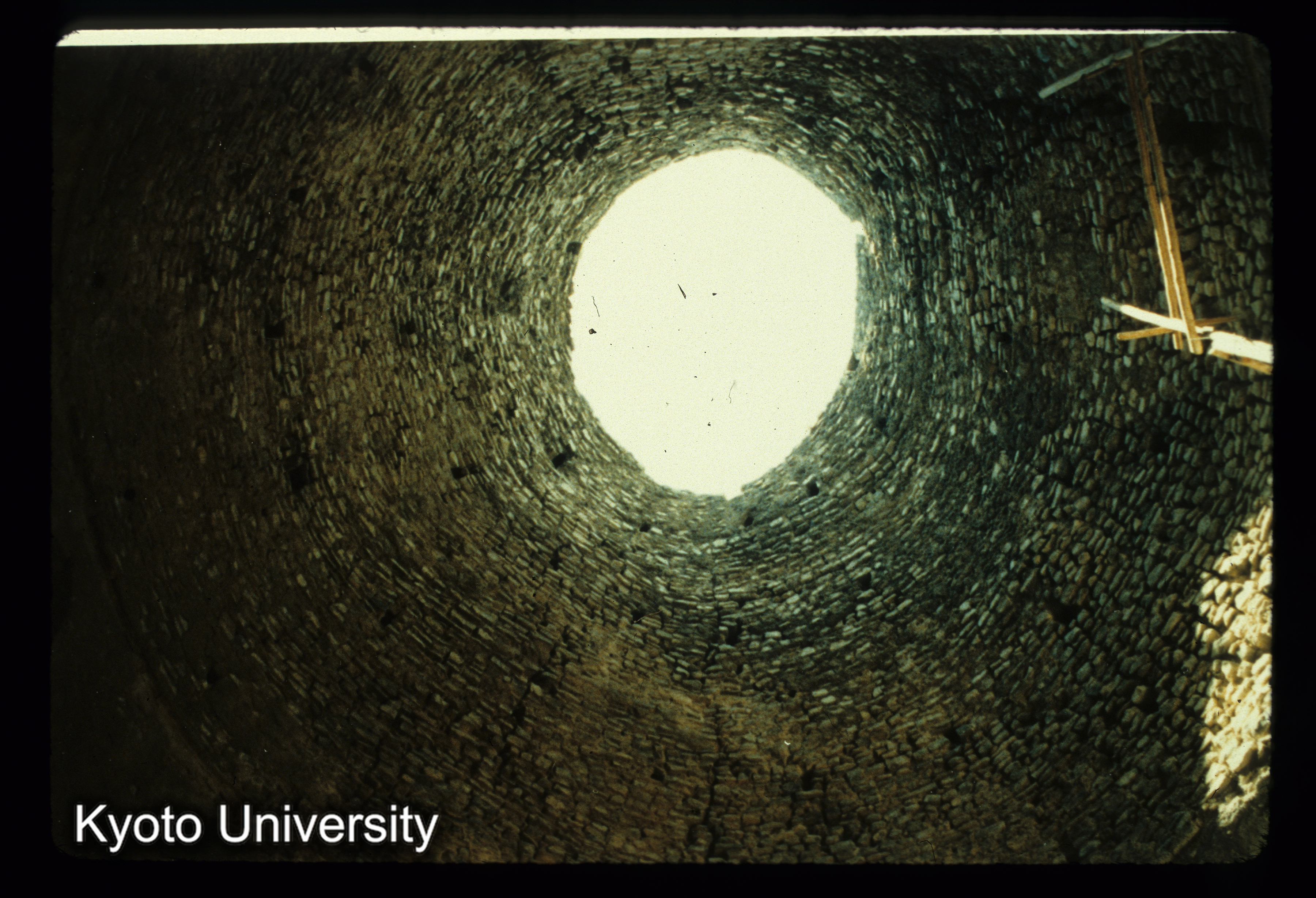 I113_Atishikade（Firuzabad）神殿ドーム見上げ イワーン (1)