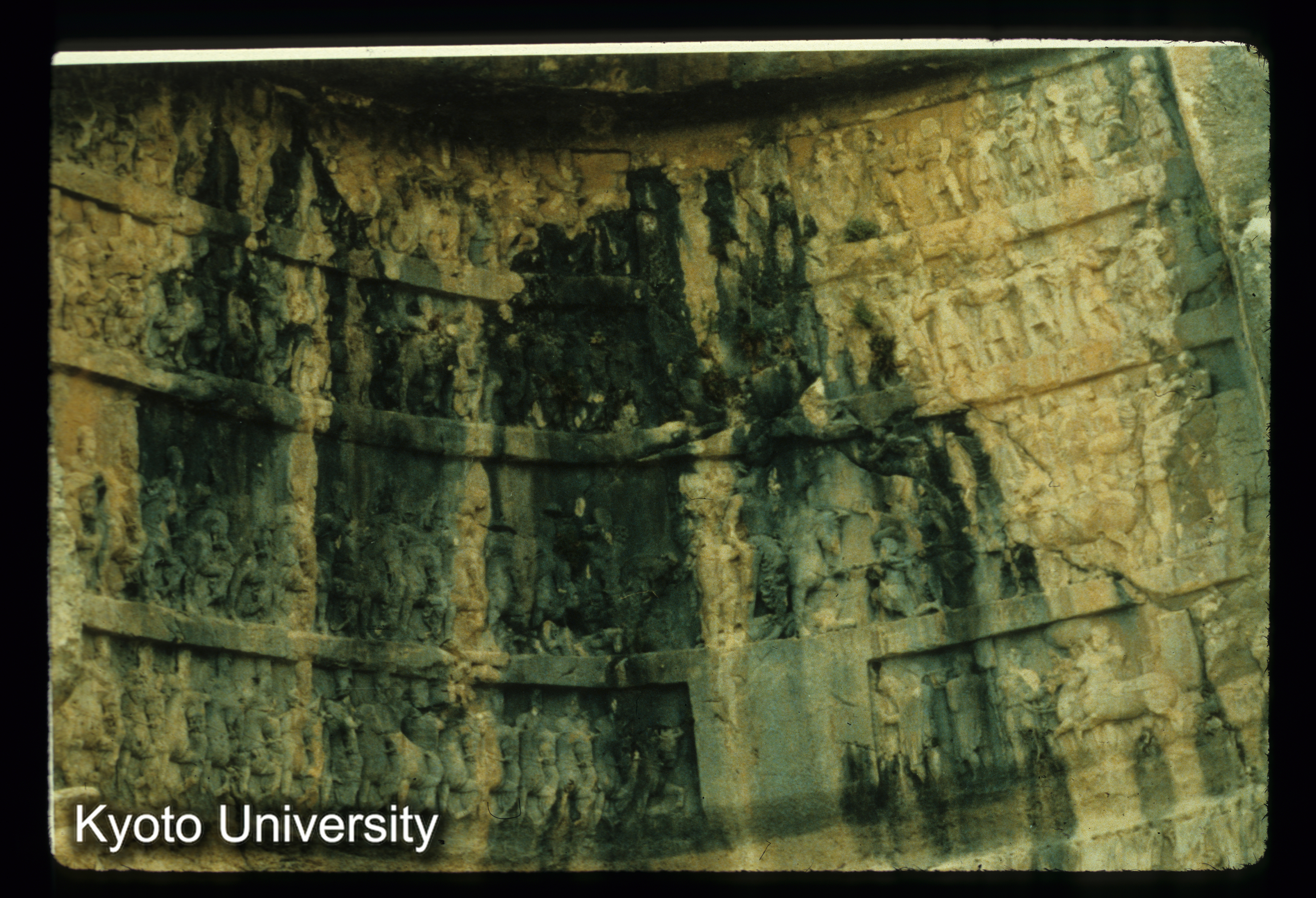 I117_Bishapur摩崖像 ShapurI戦勝 上）戦利品を積んだペルシャ兵 下）捕えられたローマ兵 (1)