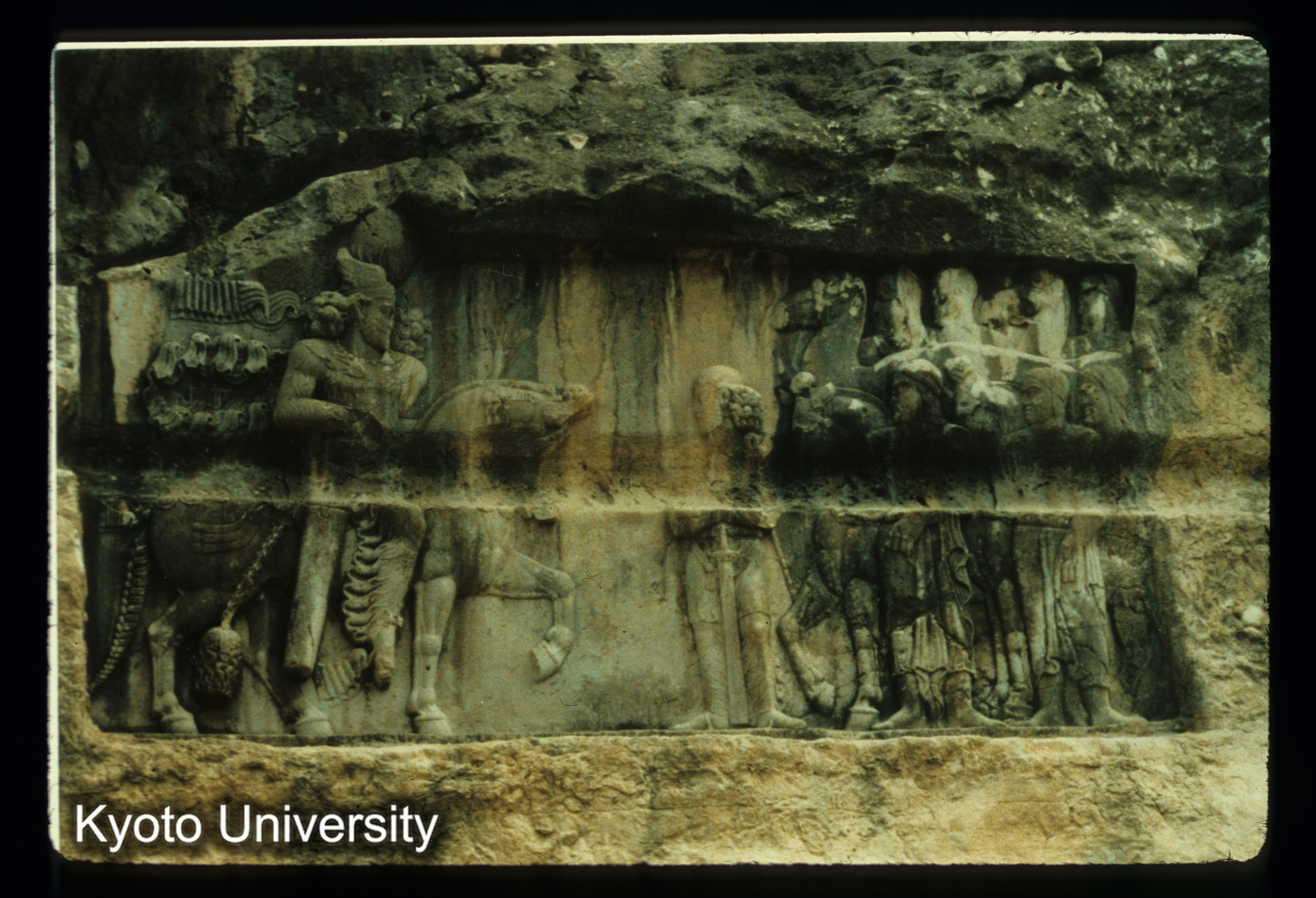 I118_Bishapur摩崖像 ShapurI,アラブ族の征服,ササン兵に護送されるBahramII (1)