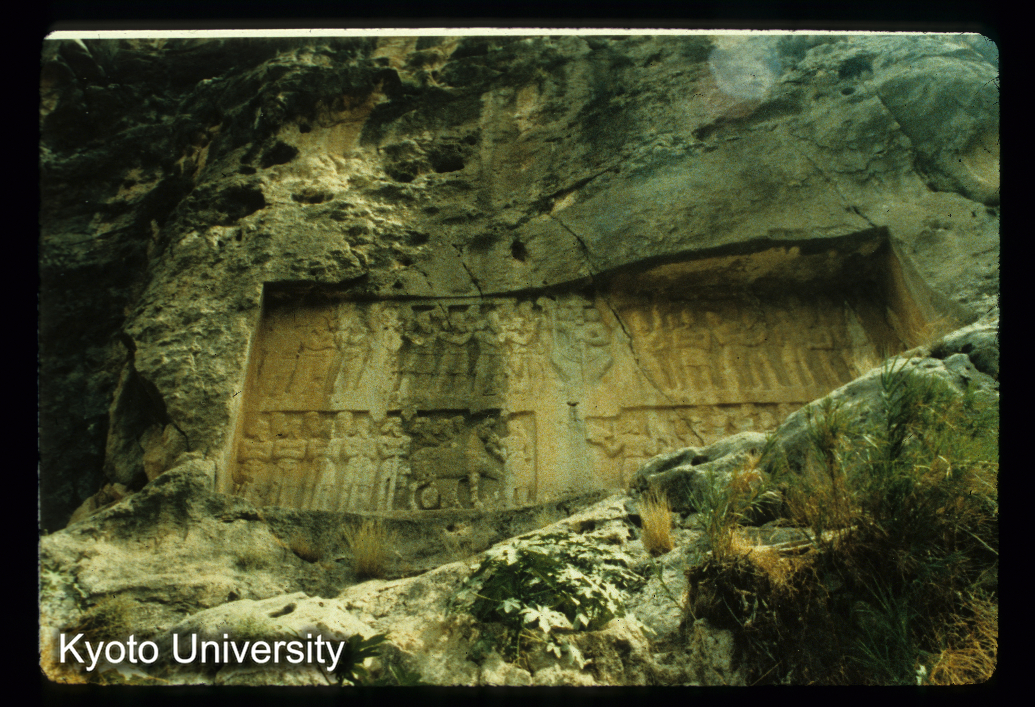 I119_Bishapur摩崖像 ShapurIIインド人討伐（中央にいる） (1)