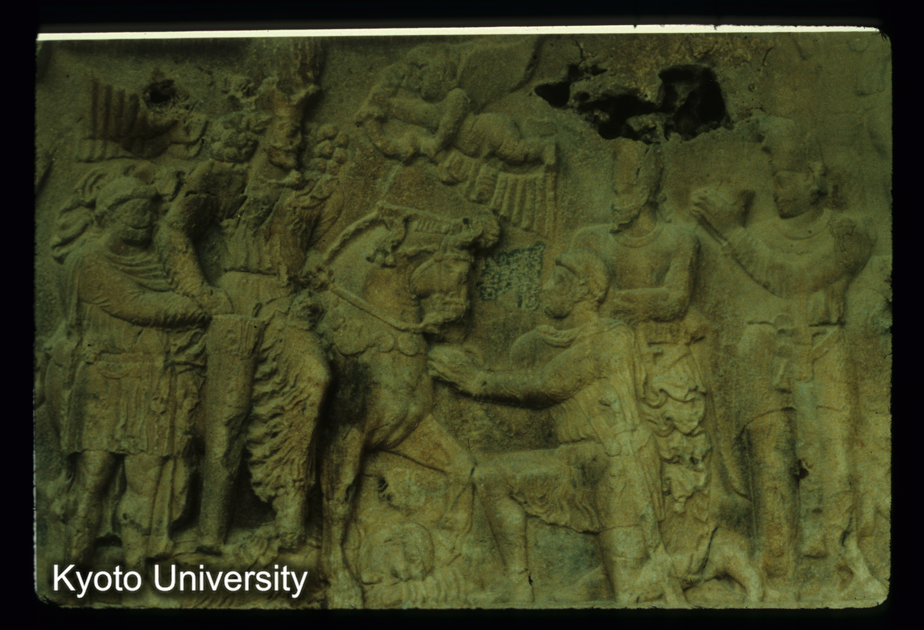 I120_Bishapur摩崖像 アフラマツダによるShapurIの認証授与,前にひざまずくPhilip the Arab（乗馬） (1)