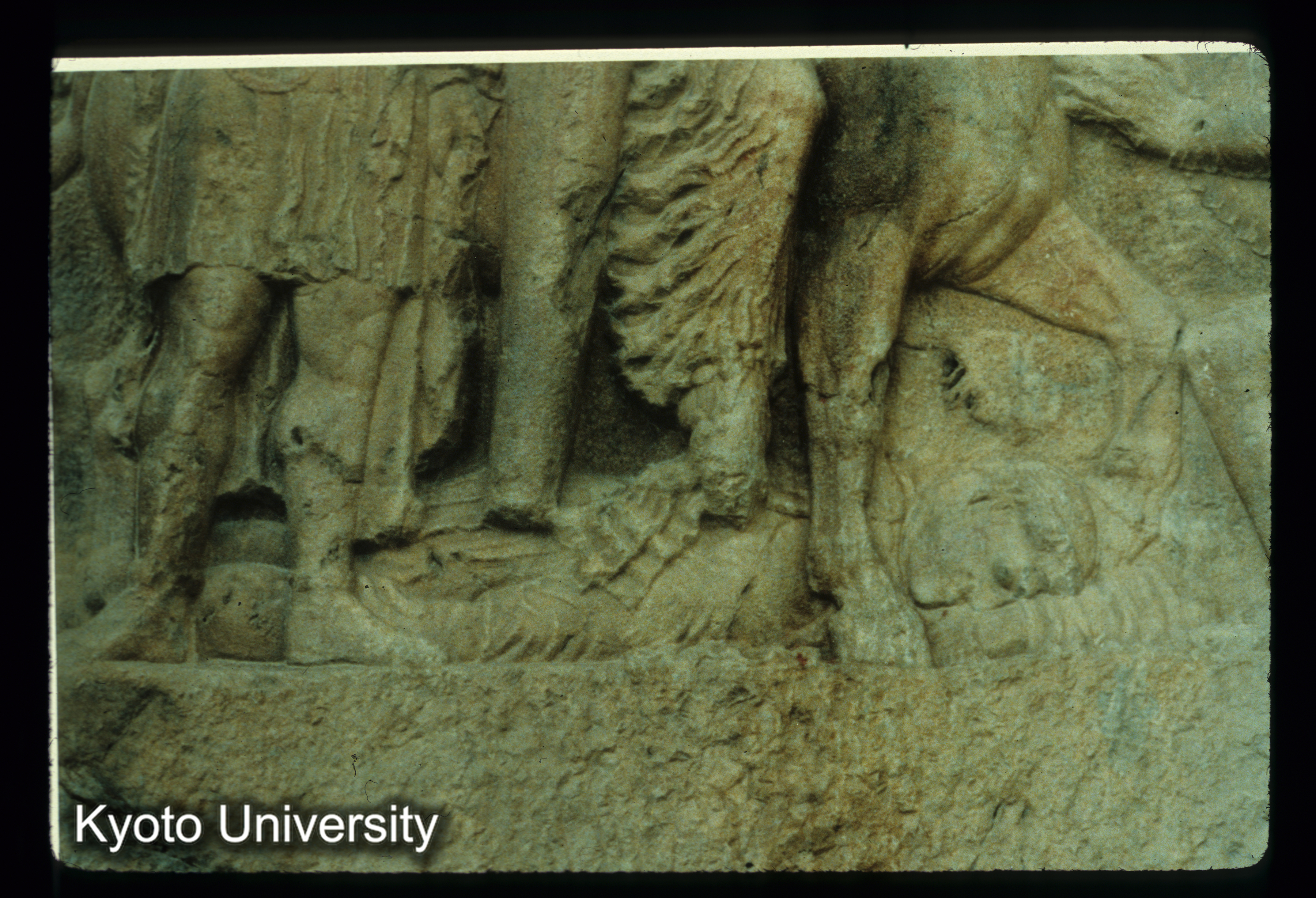 I121_Bishapur摩崖像 ShahpurI乗馬してGordianIIIを踏みつける (1)