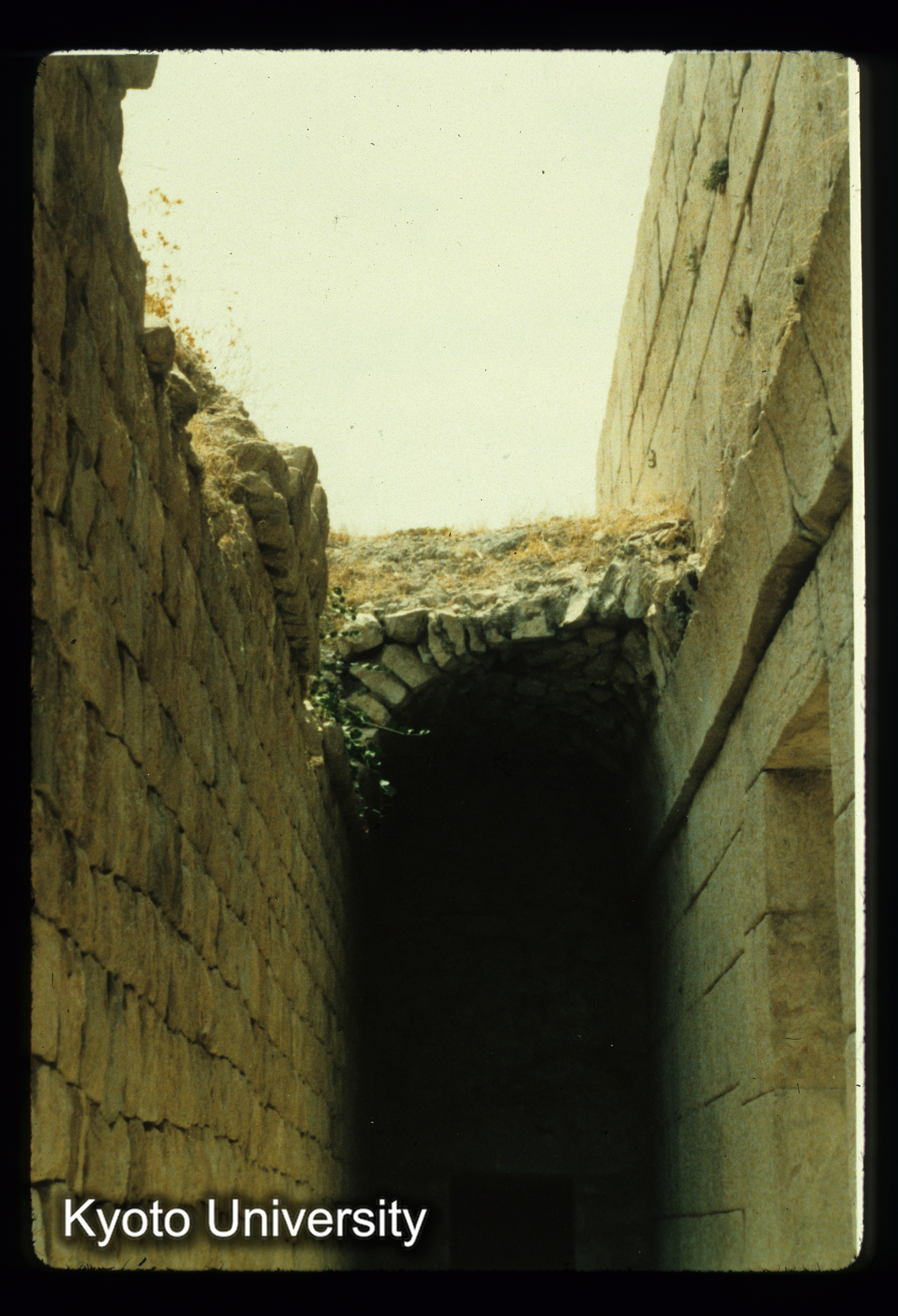 I123_Bishapur拝火壇? 側廊 (1)