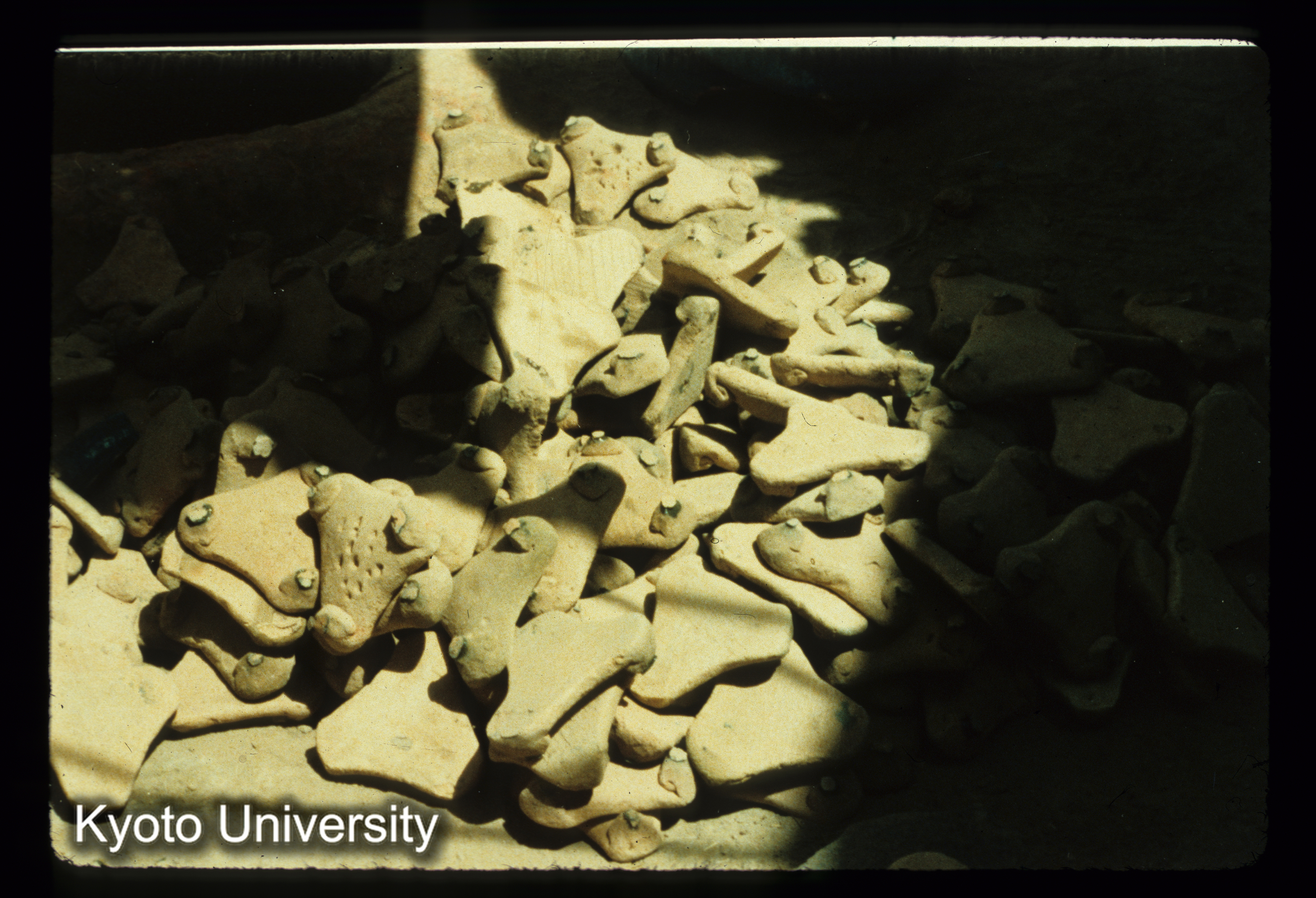 A13_窯（Estalif） 窯中で焼物を置く台 (1)