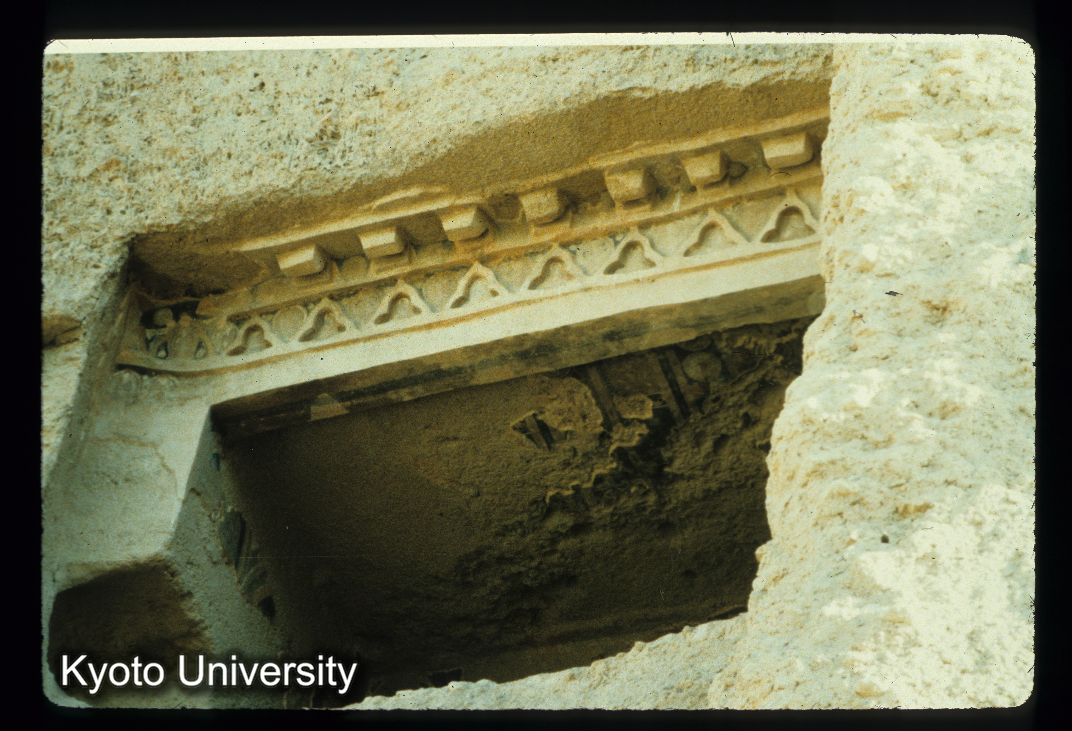 A35_Bamiyan東大仏西隣 テラス状の窟正面 (1)