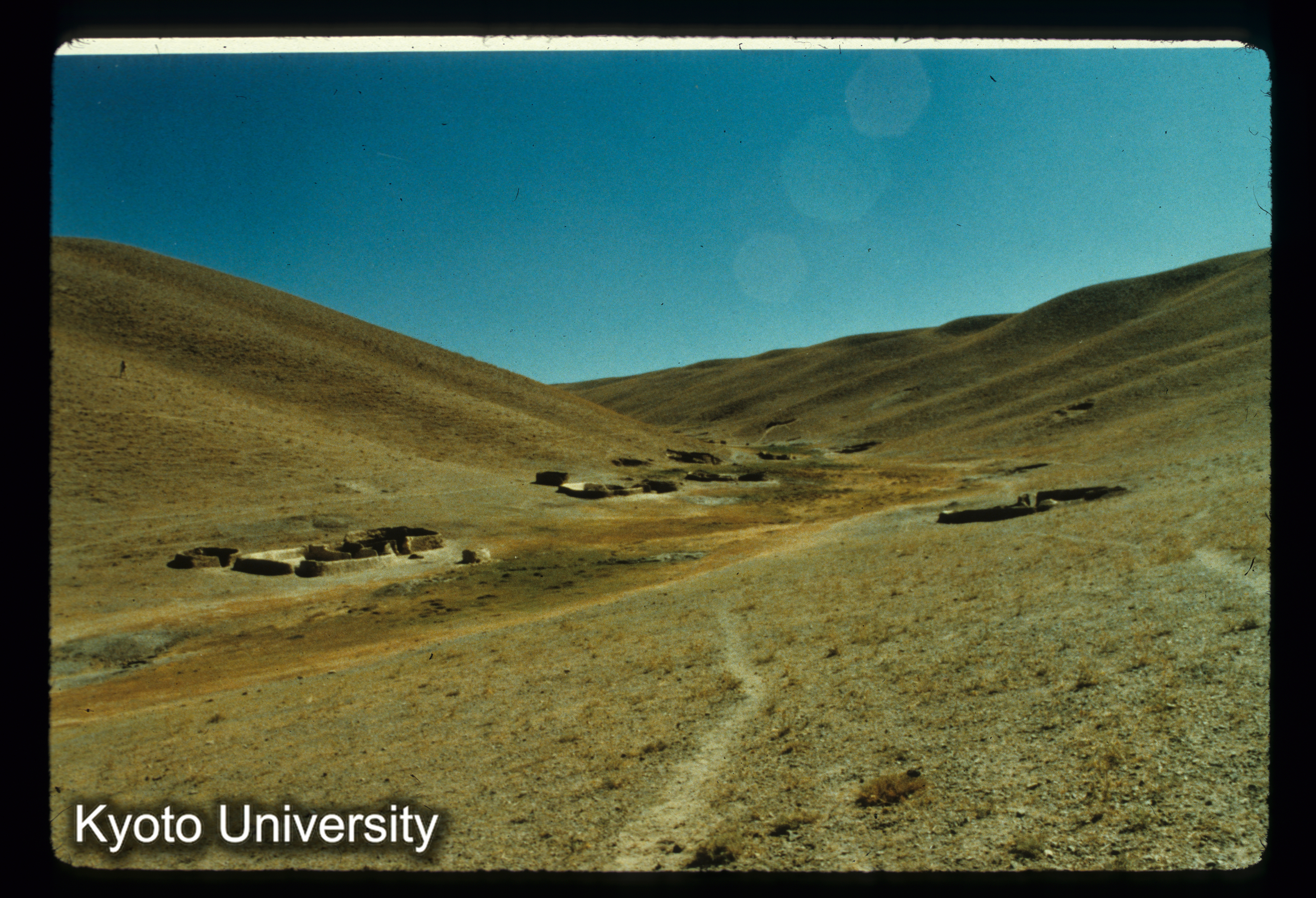A45_Kutschの住居移転址全景（BamiyanとBand-i Amir途中） (1)