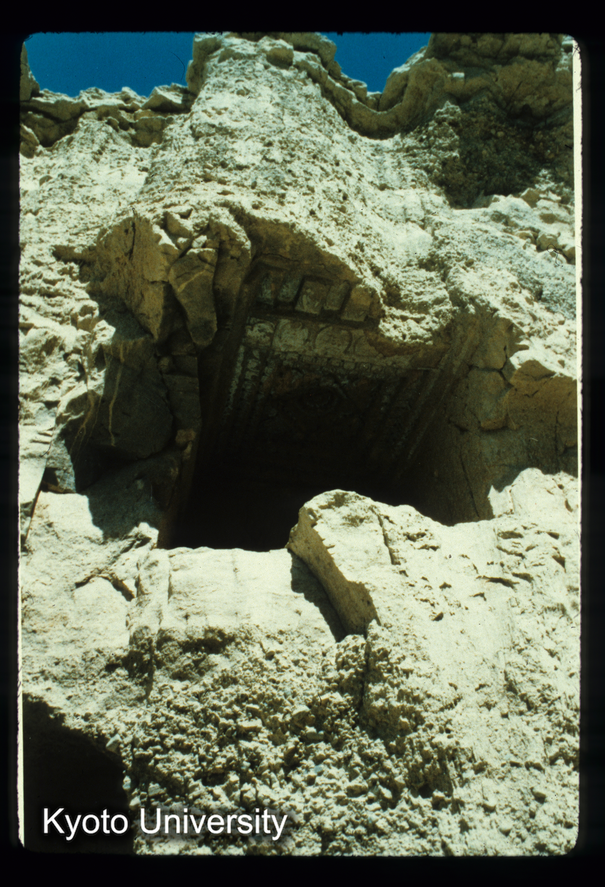 A52_Folady西側窟見上 (1)