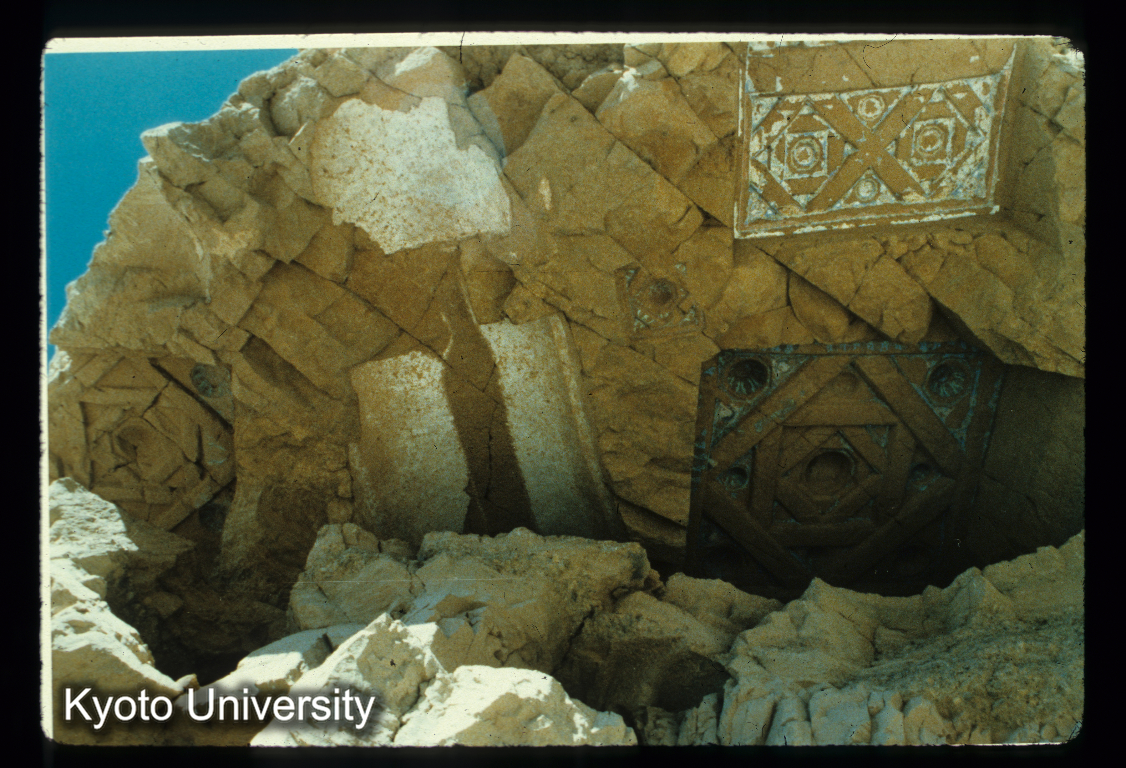 A54_Folady西端窟見上 (1)