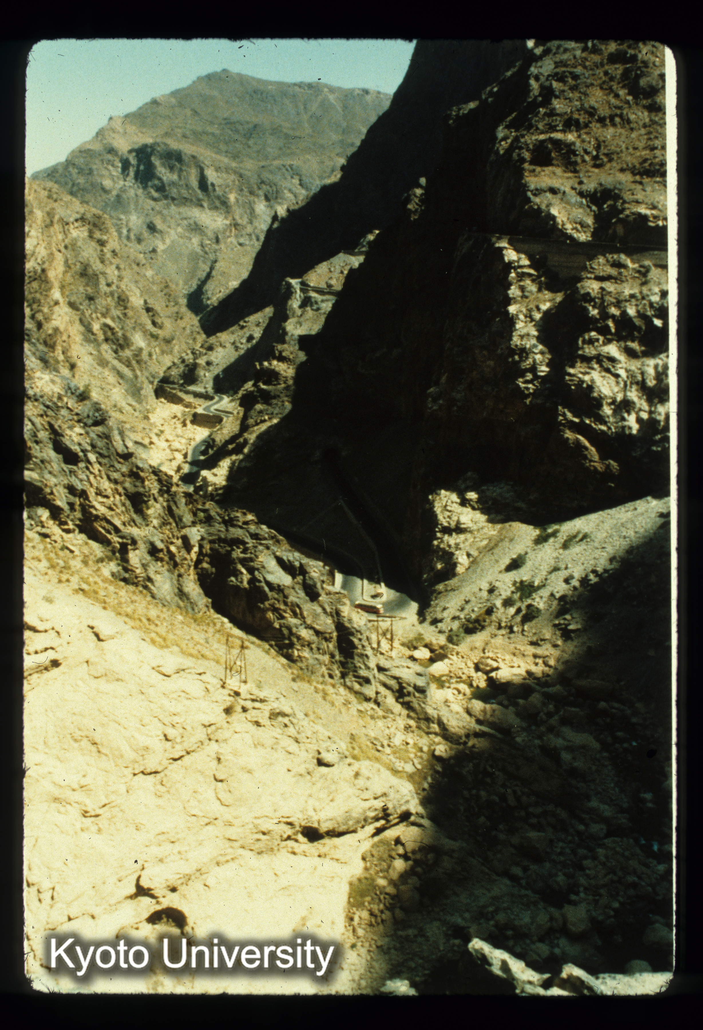 A70_Kabul→Jalalabadの峠・見下ろし ドイツ人のつくった道路 (1)