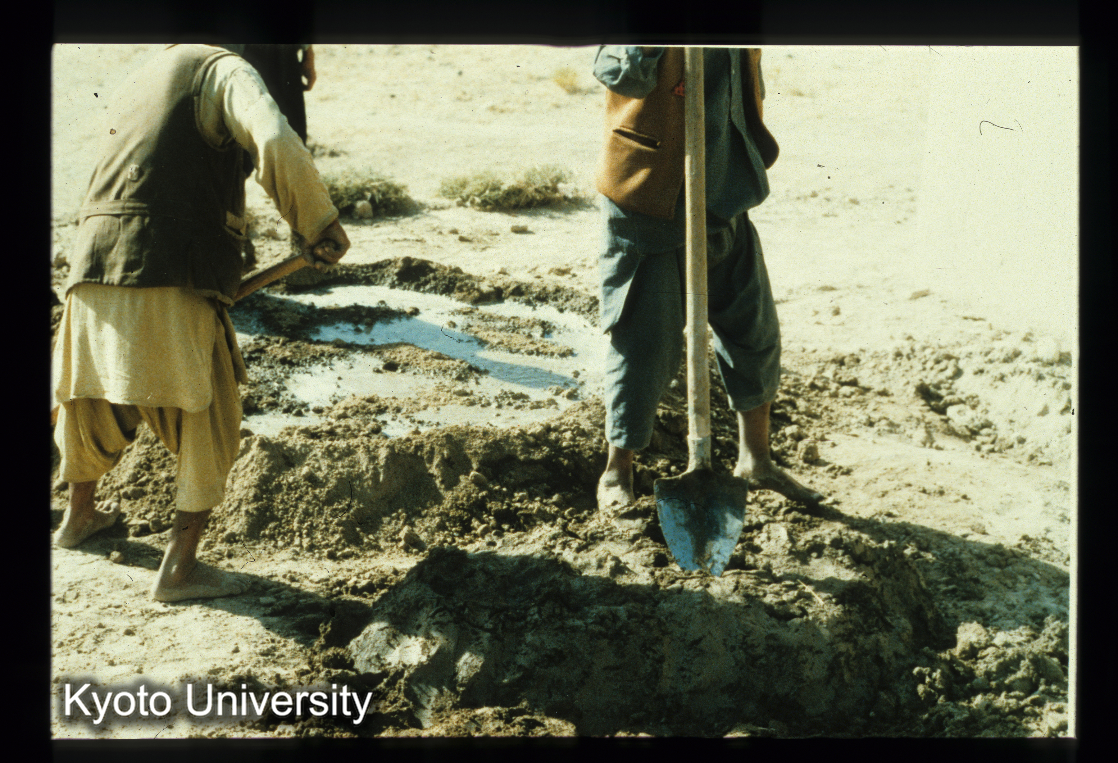 A85_泥にワラを入れてこねる (1)