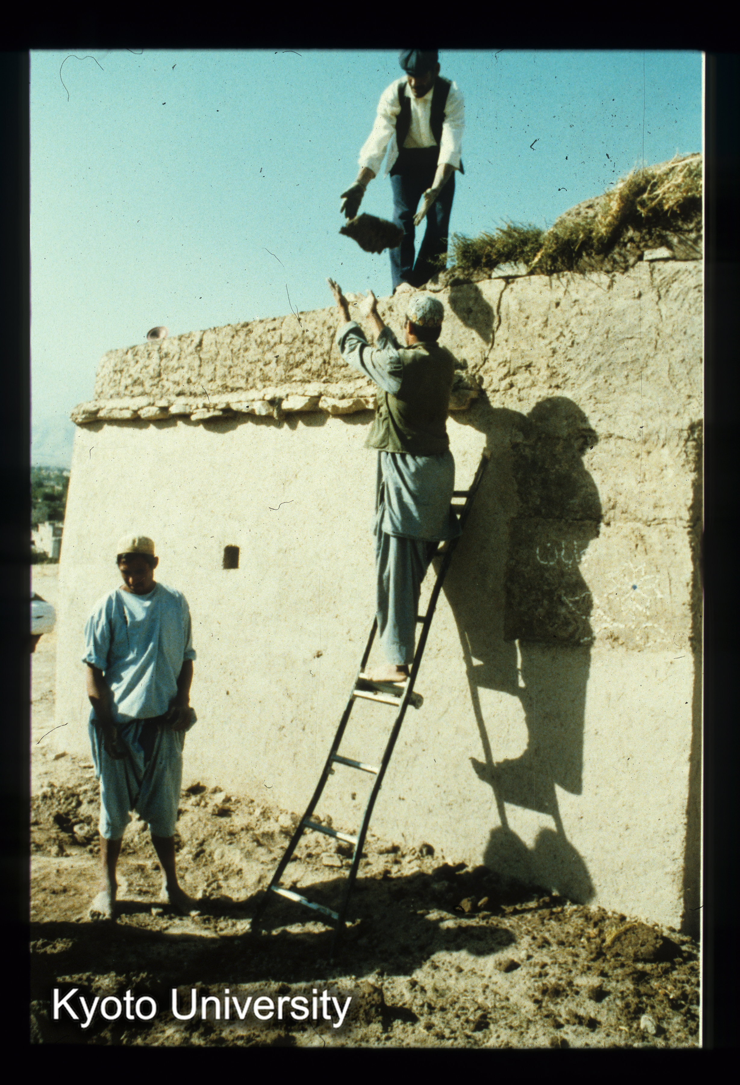 A86_泥を屋根に上げる (1)