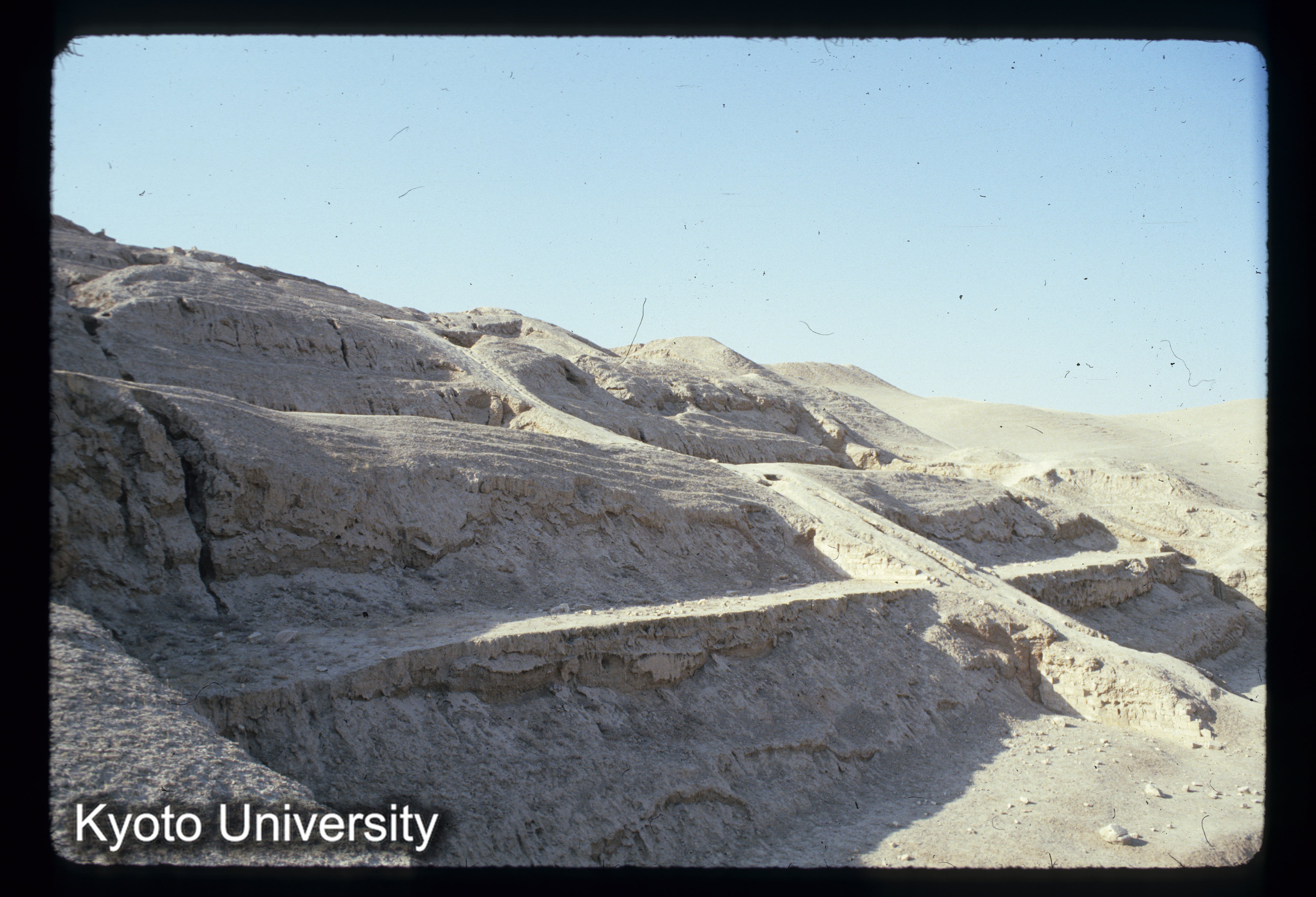 A94_Surkh Kotal 正面を横から見る (1)