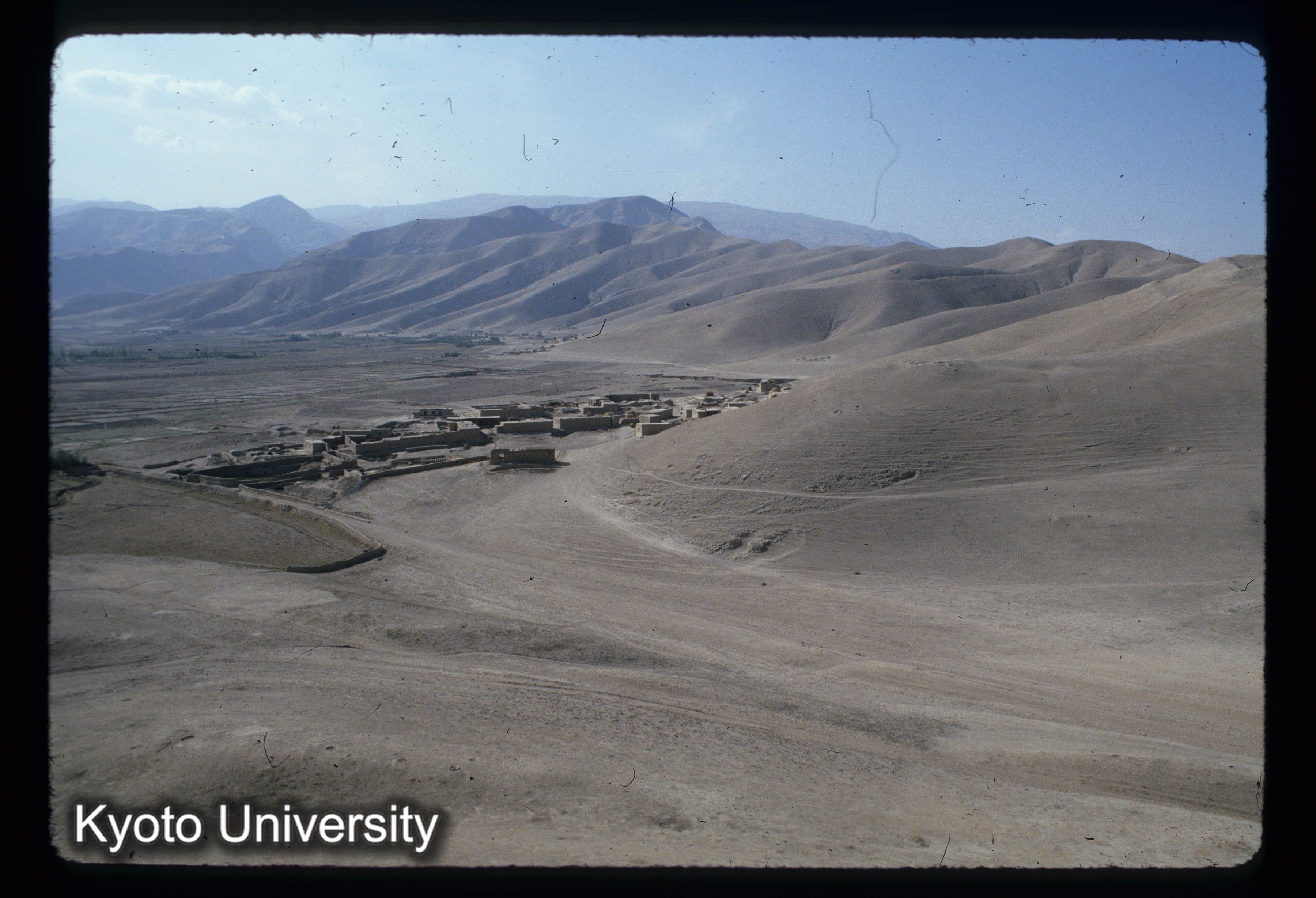 A105_Surkh Kotal ウラ山と集落 (1)