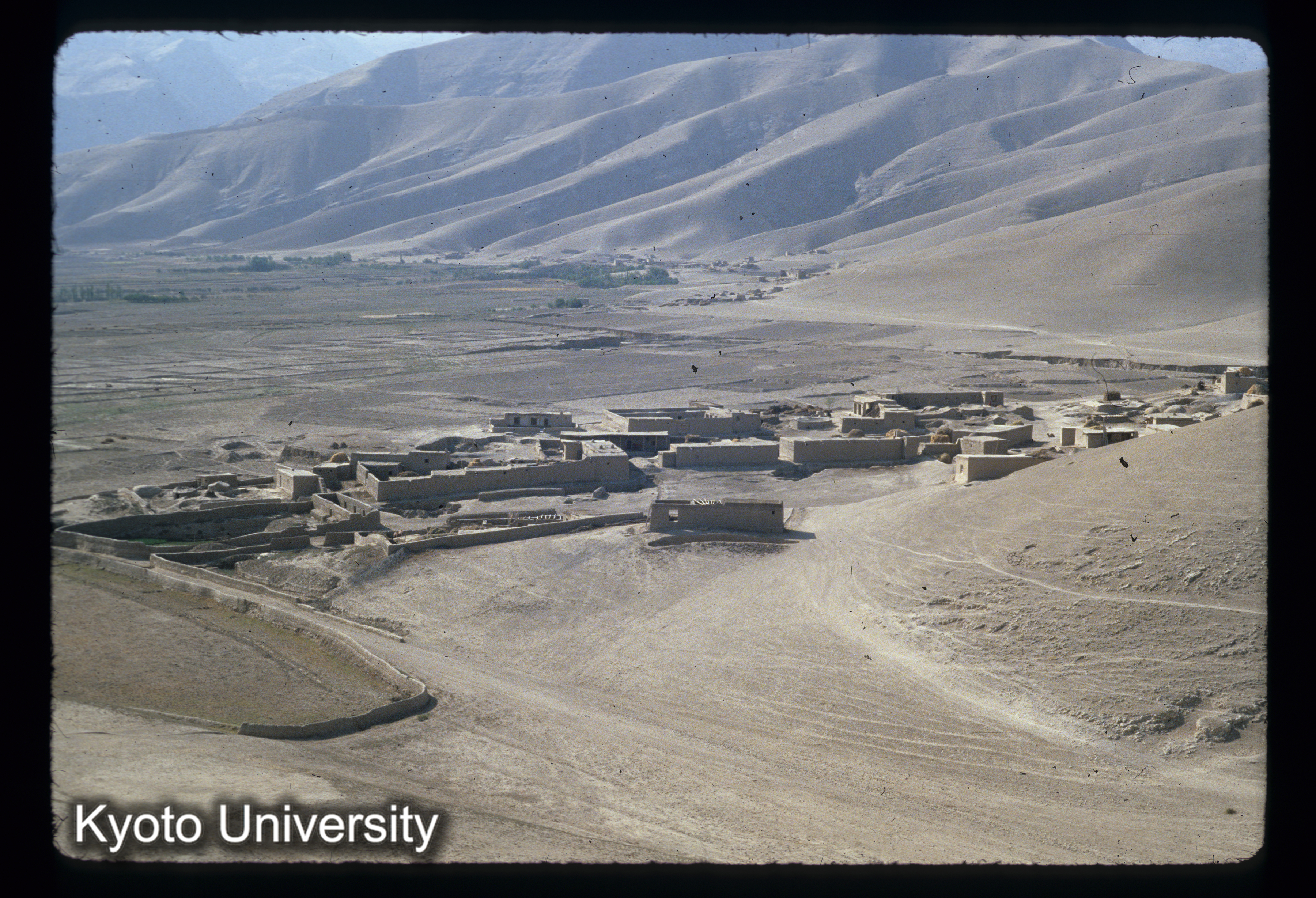 A106_Surkh Kotal ウラ山と集落 (1)