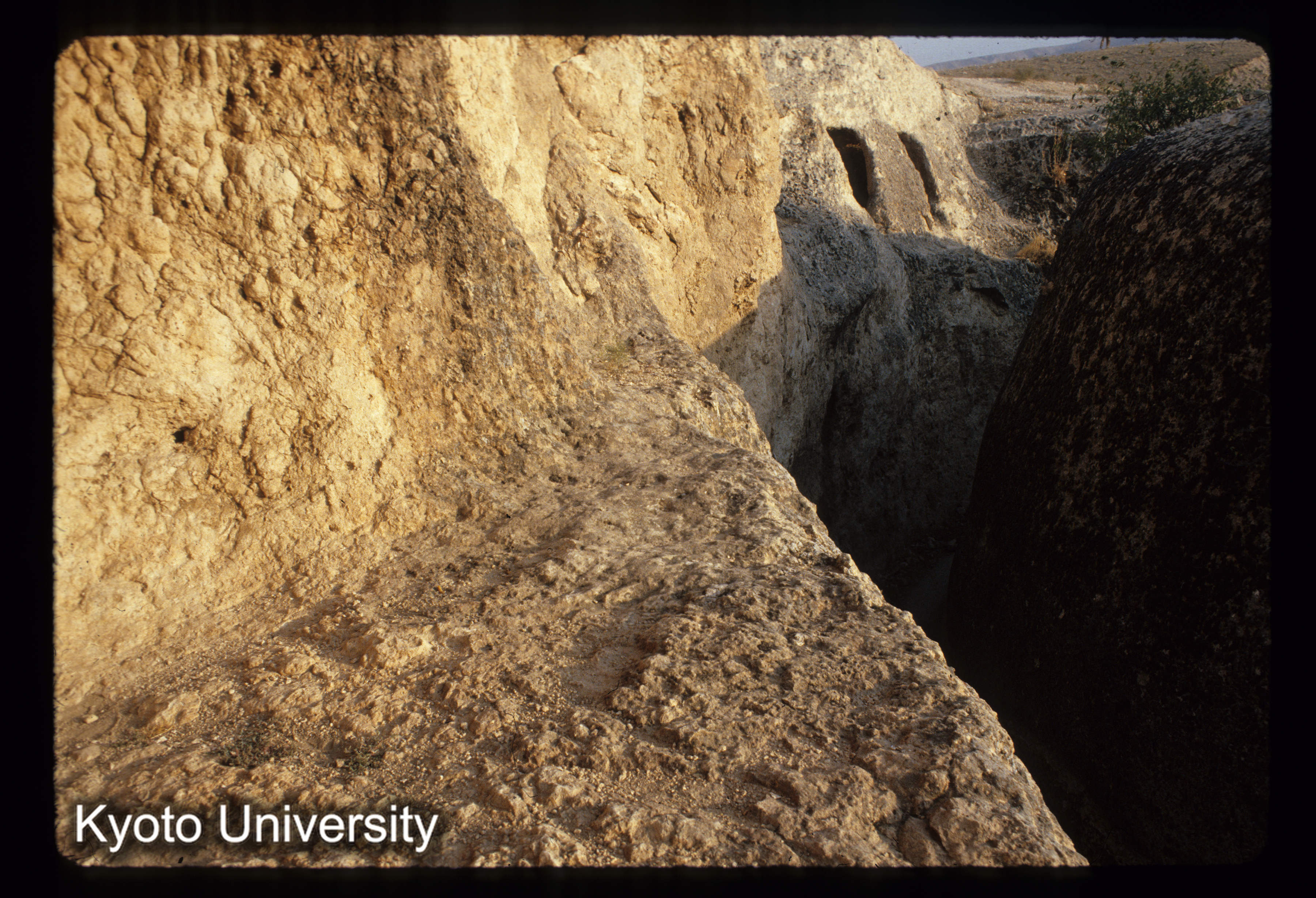 A114_Takht-i-Rustan（Hibak）ストゥーパ傍のcave 僧房? (1)