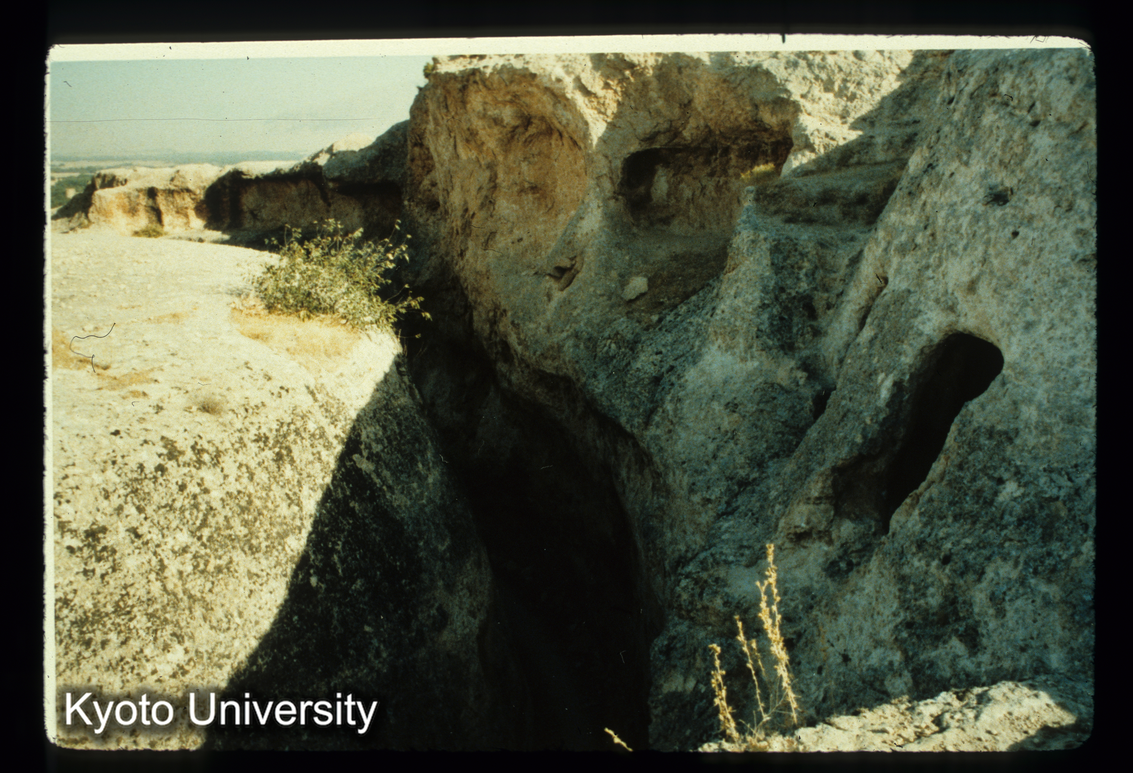 A115_Takht-i-Rustan 周囲の窟 (1)