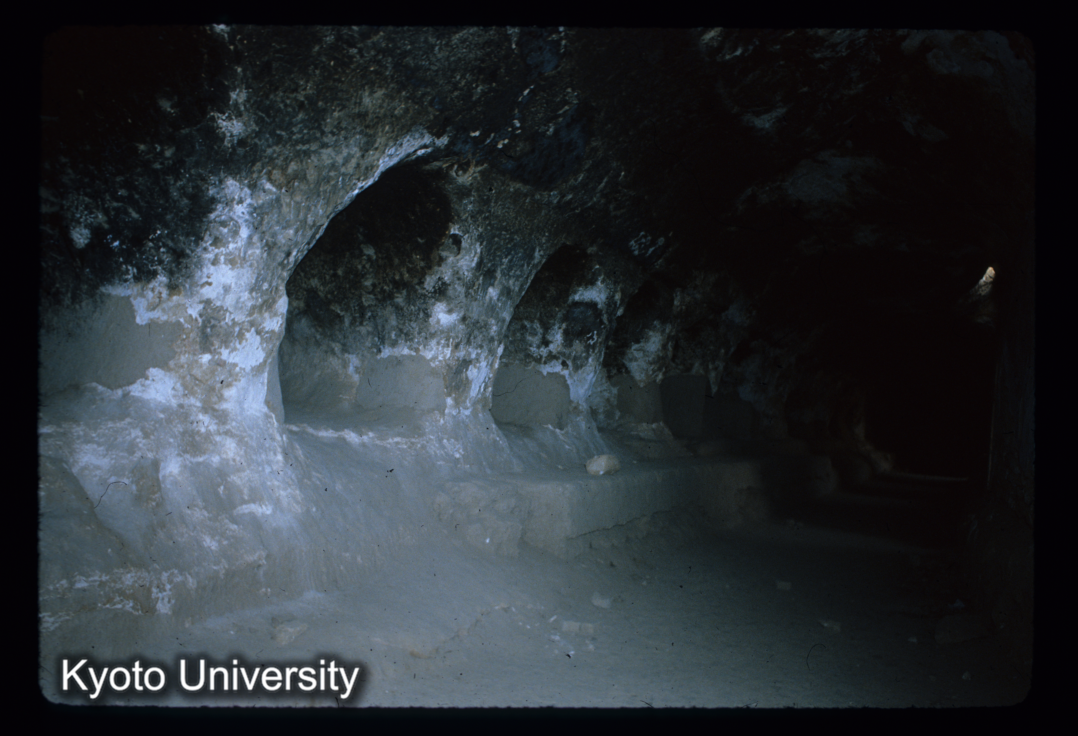 A121_Hibak cave （僧堂）外陣内部 (1)