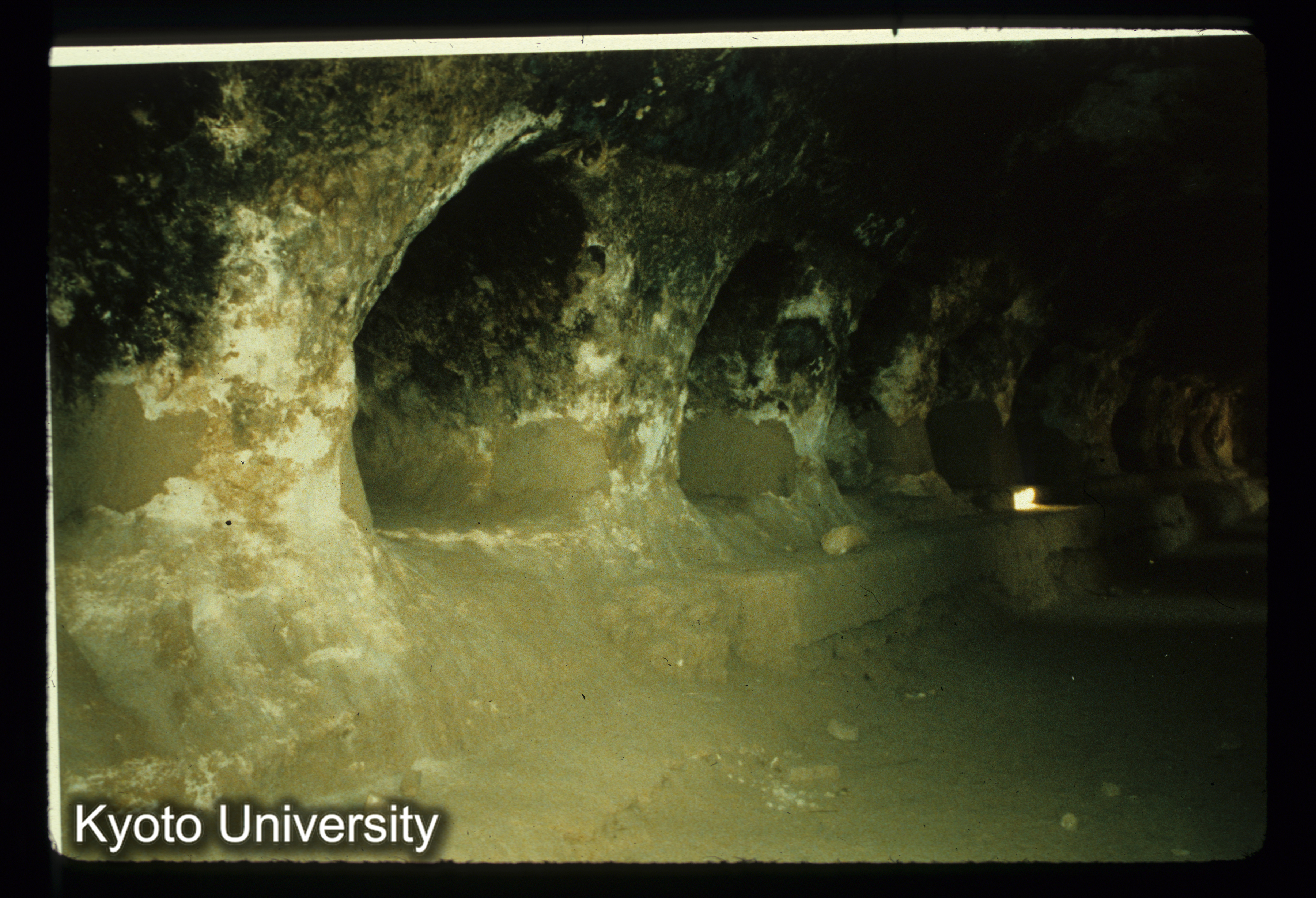 A122_Hibak cave 僧堂外陣 (1)