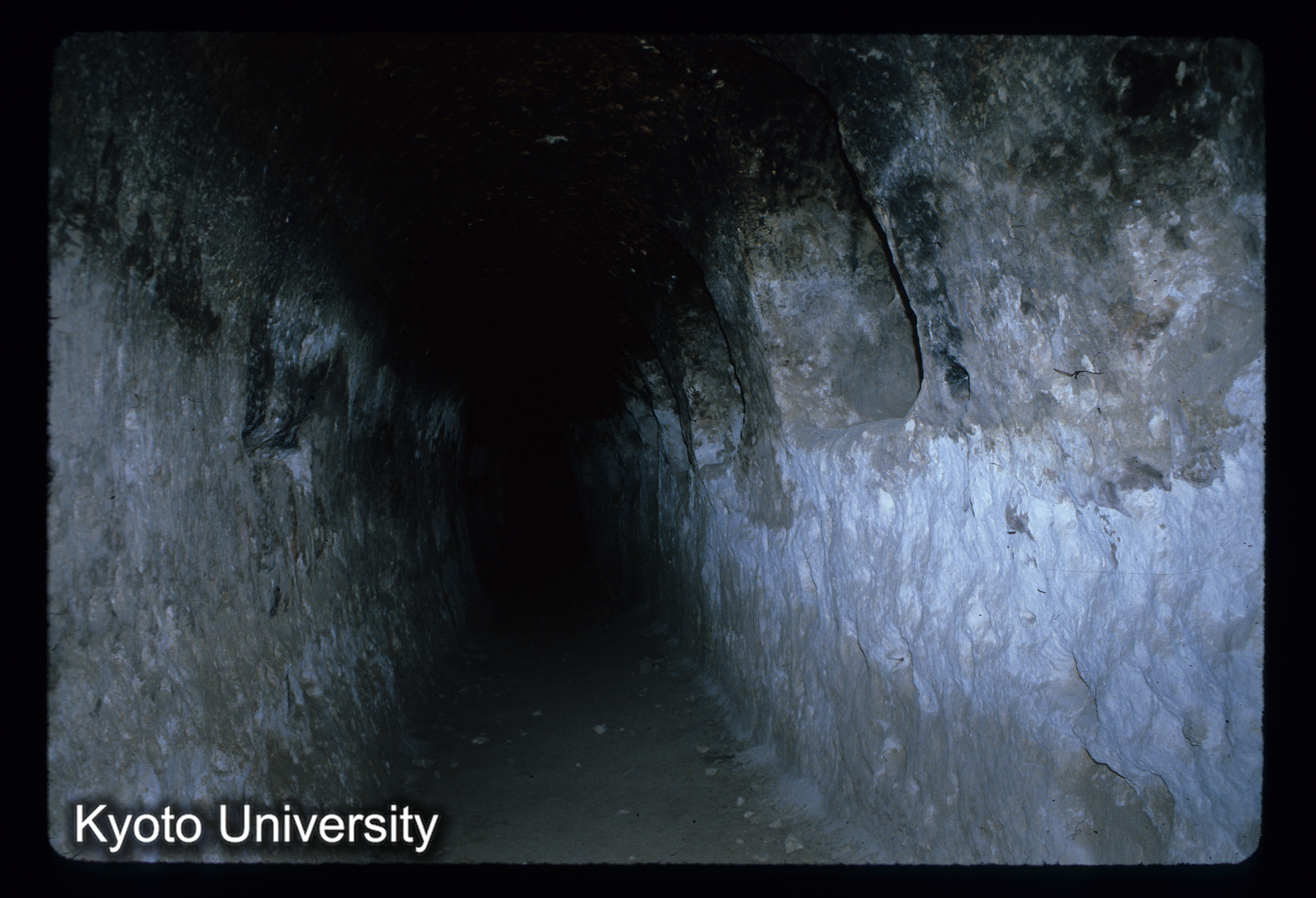 A123_Hibak cave （僧堂）内陣 (1)