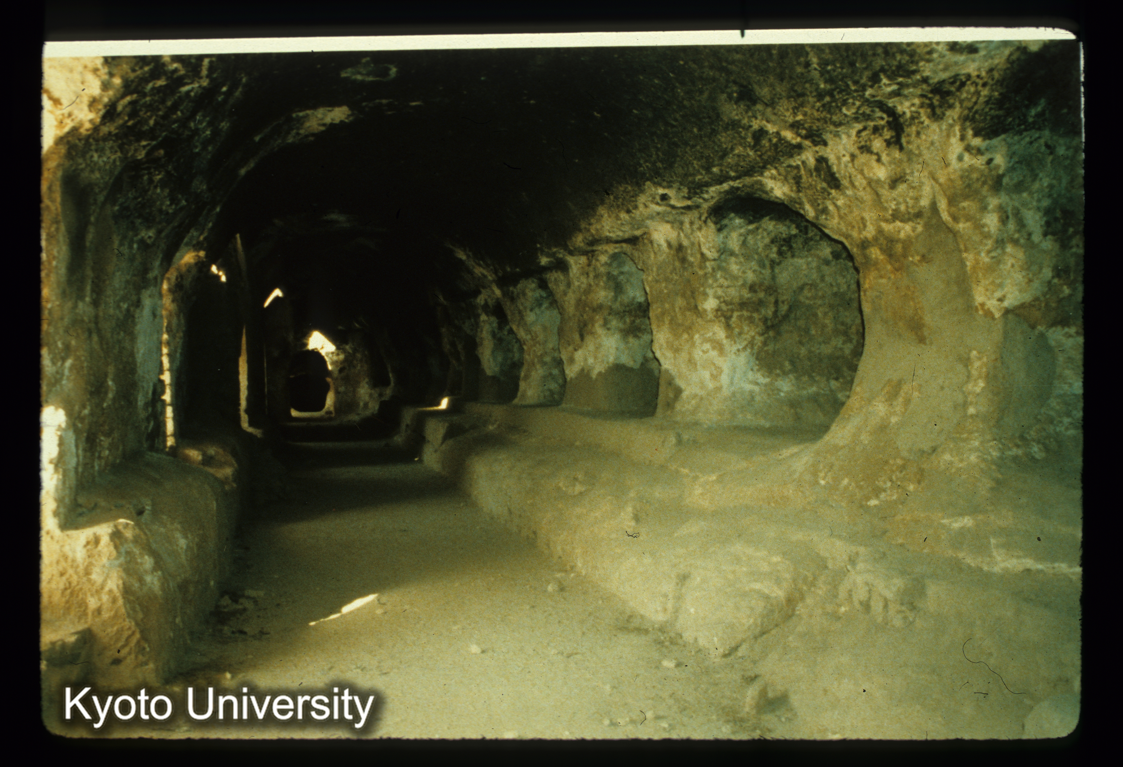 A124_Hibak cave 僧堂内陣 (1)