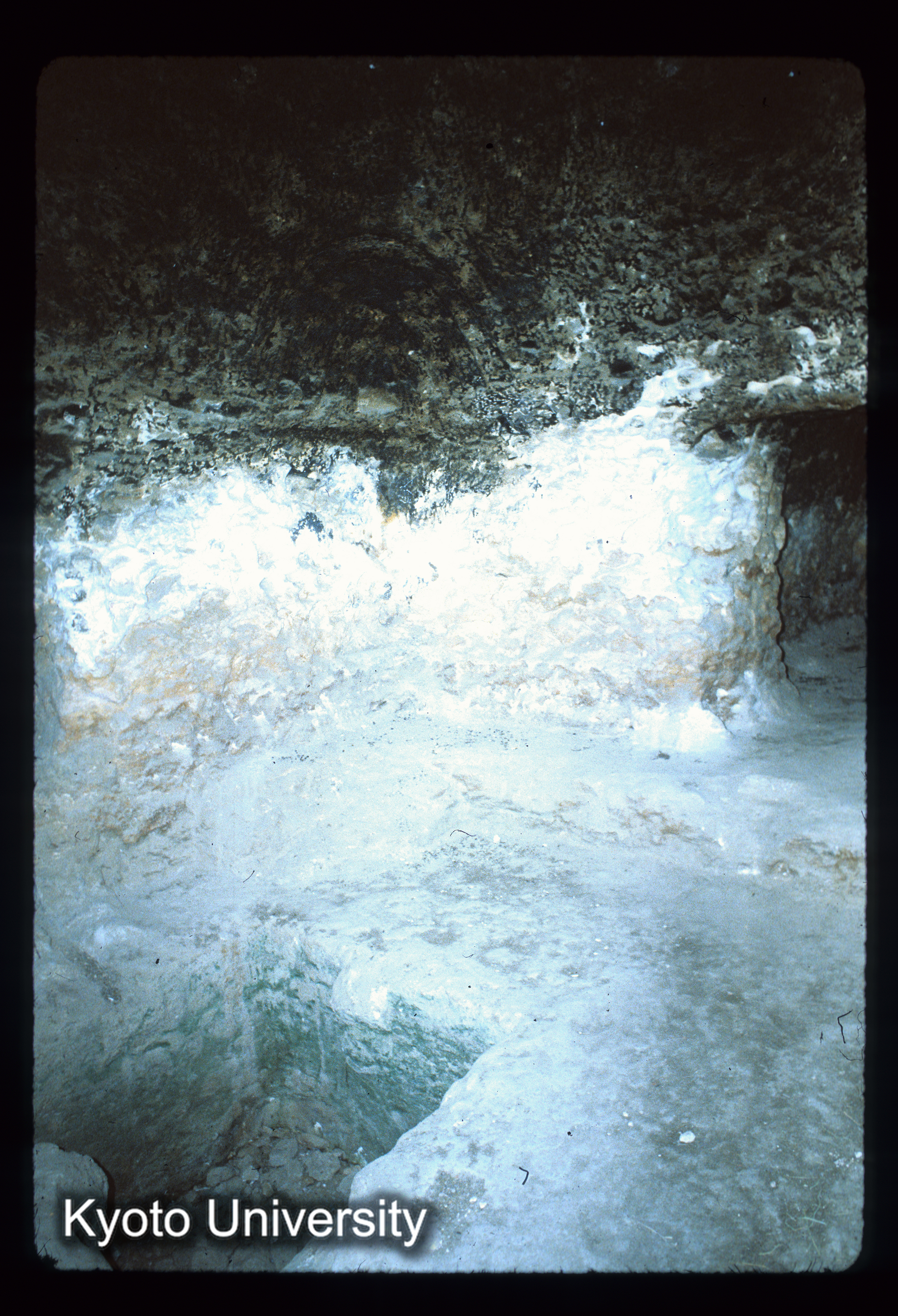 A127_Hibak cave（最右洞）外陣にあたる室（井戸あり） (1)