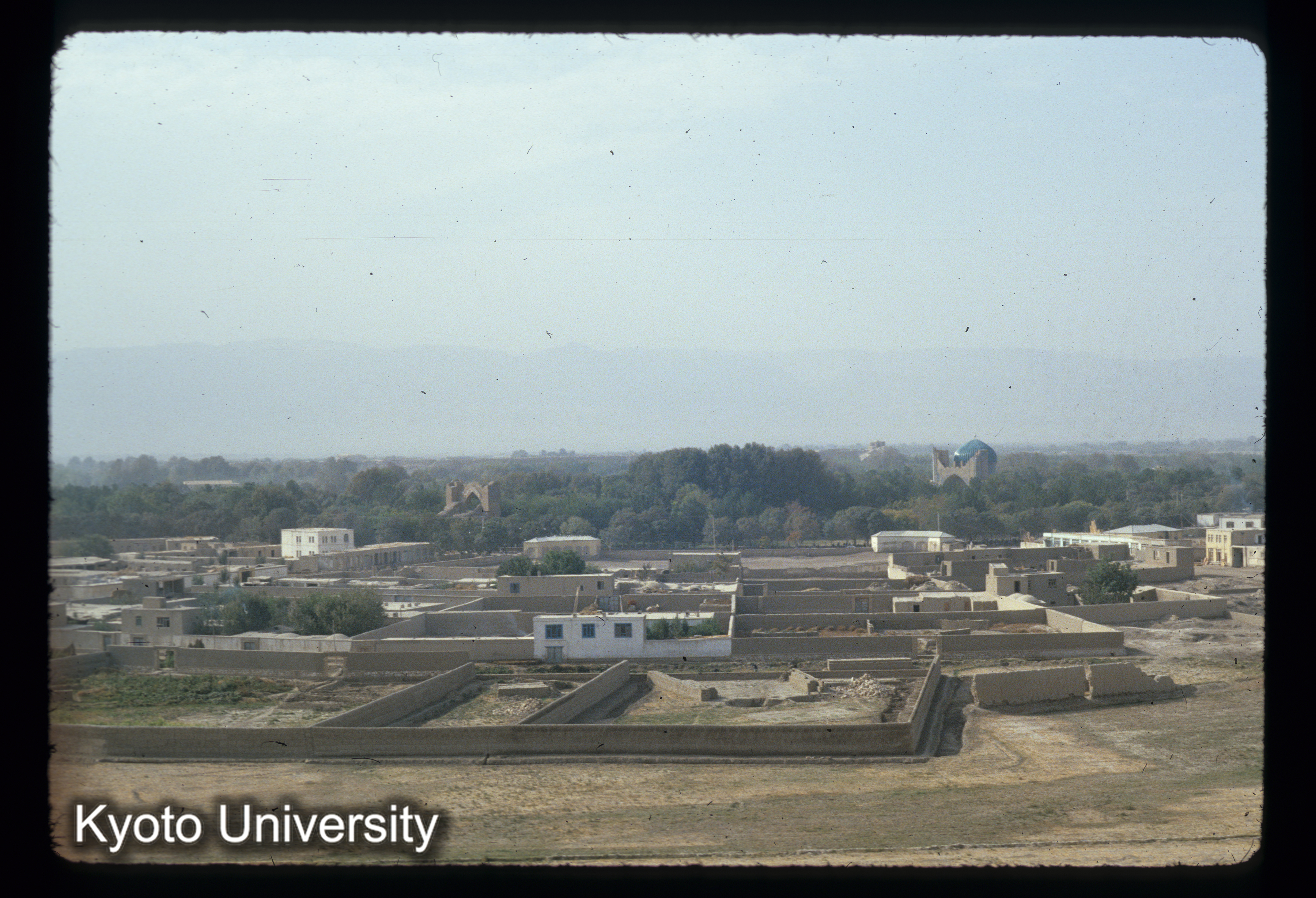 A133_Balkh 旧城内遠望（ティムール朝の城）右はKabelistan,左はその門,公園 (1)