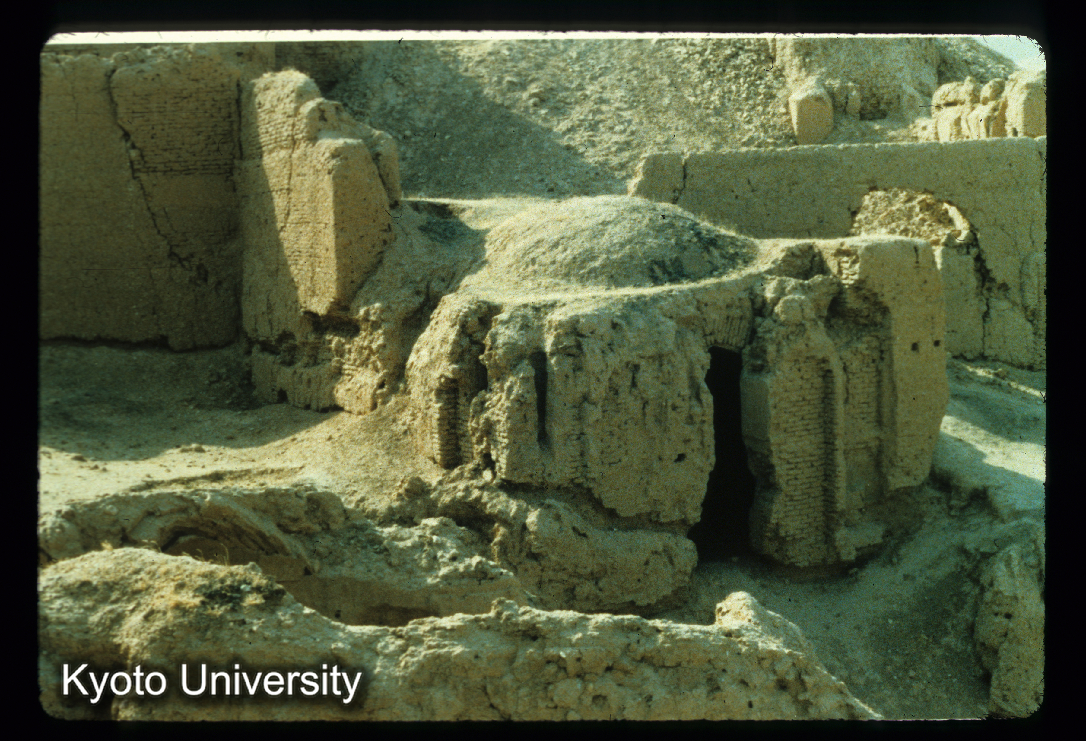 A157_Balahisar ドーム建物全景 最ものこりの良い建物 (1)