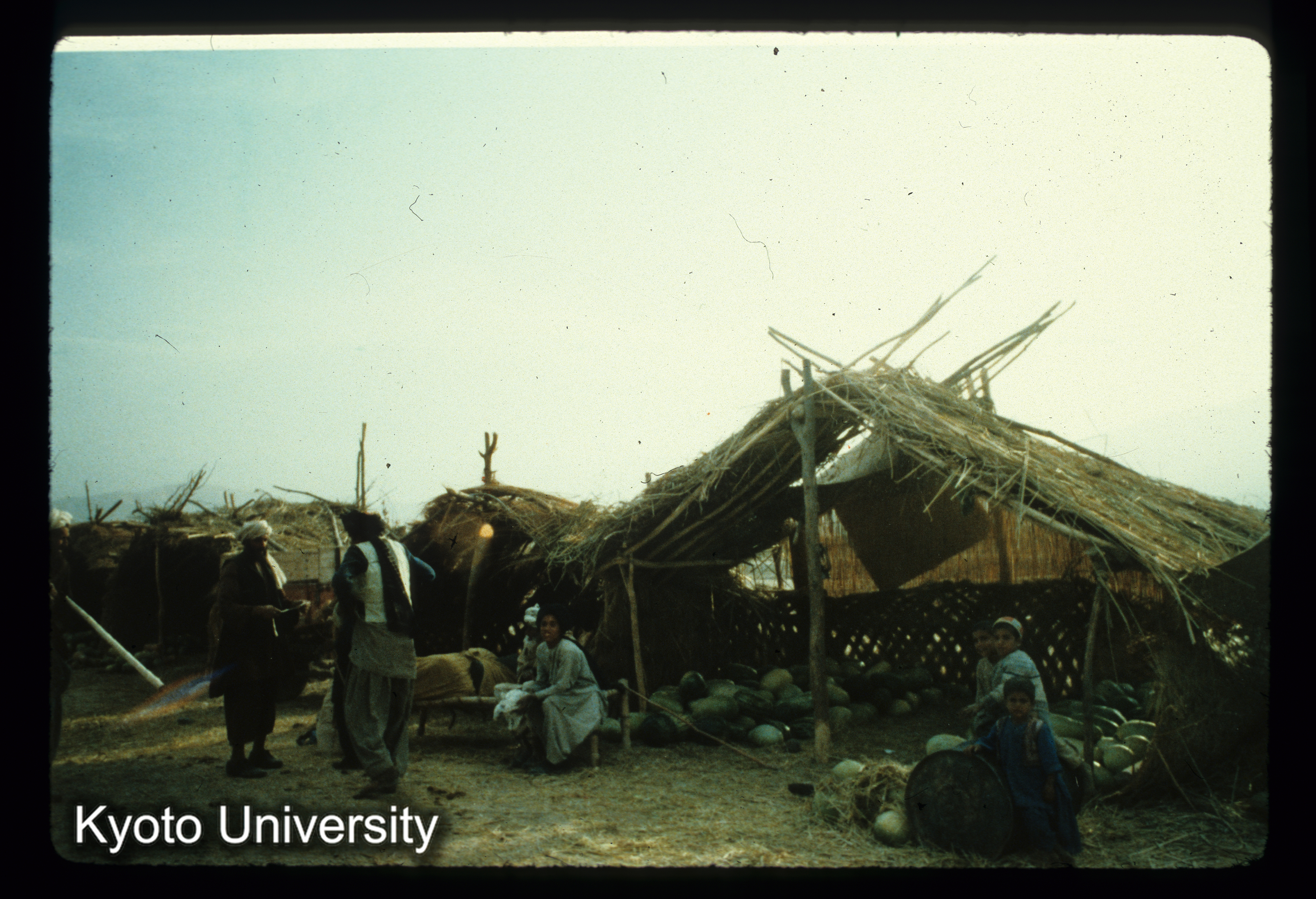 A165_Tashkurgan付近（帰途）tarbuz, kharbuzaを売る店 千木風の屋根,ノゾキ柱 (1)