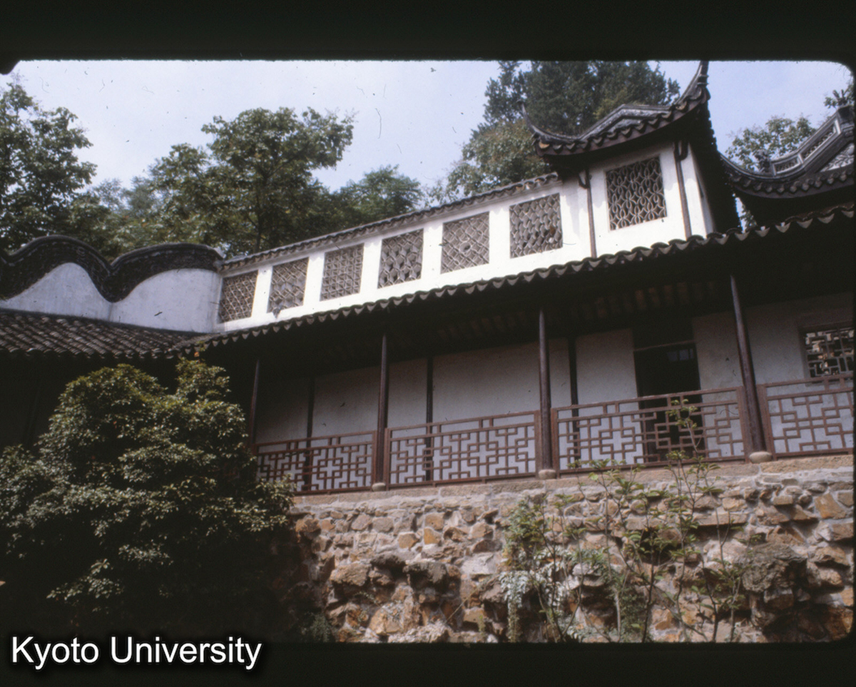 11-33_無錫恵山寺 楼庁（最奥）「隔紅塵」門を入った所） (1)