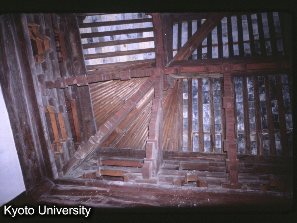 16-12_楊湾軒轅宮 内部隅架構見上げ (1)