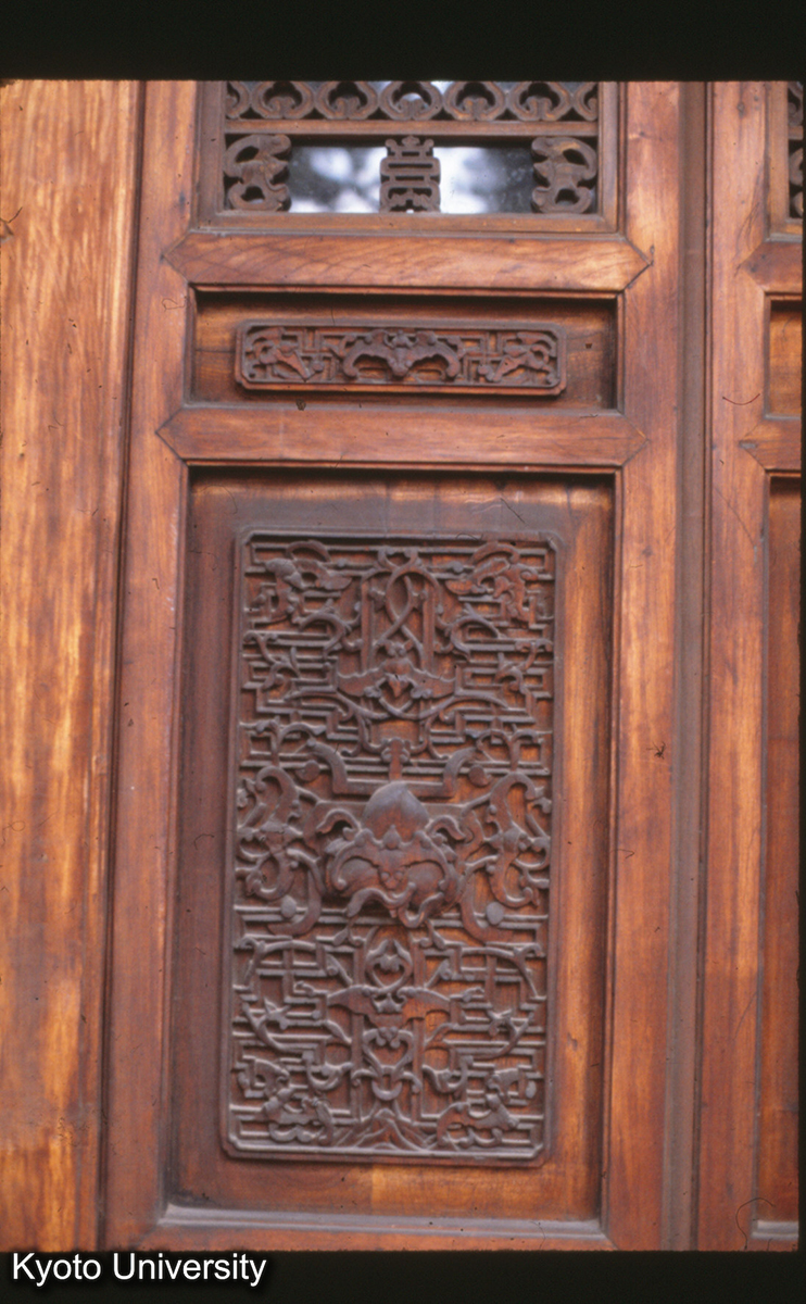 24-22_承徳避暑山荘 澹泊敬誠殿 楠木格扉彫刻 (1)